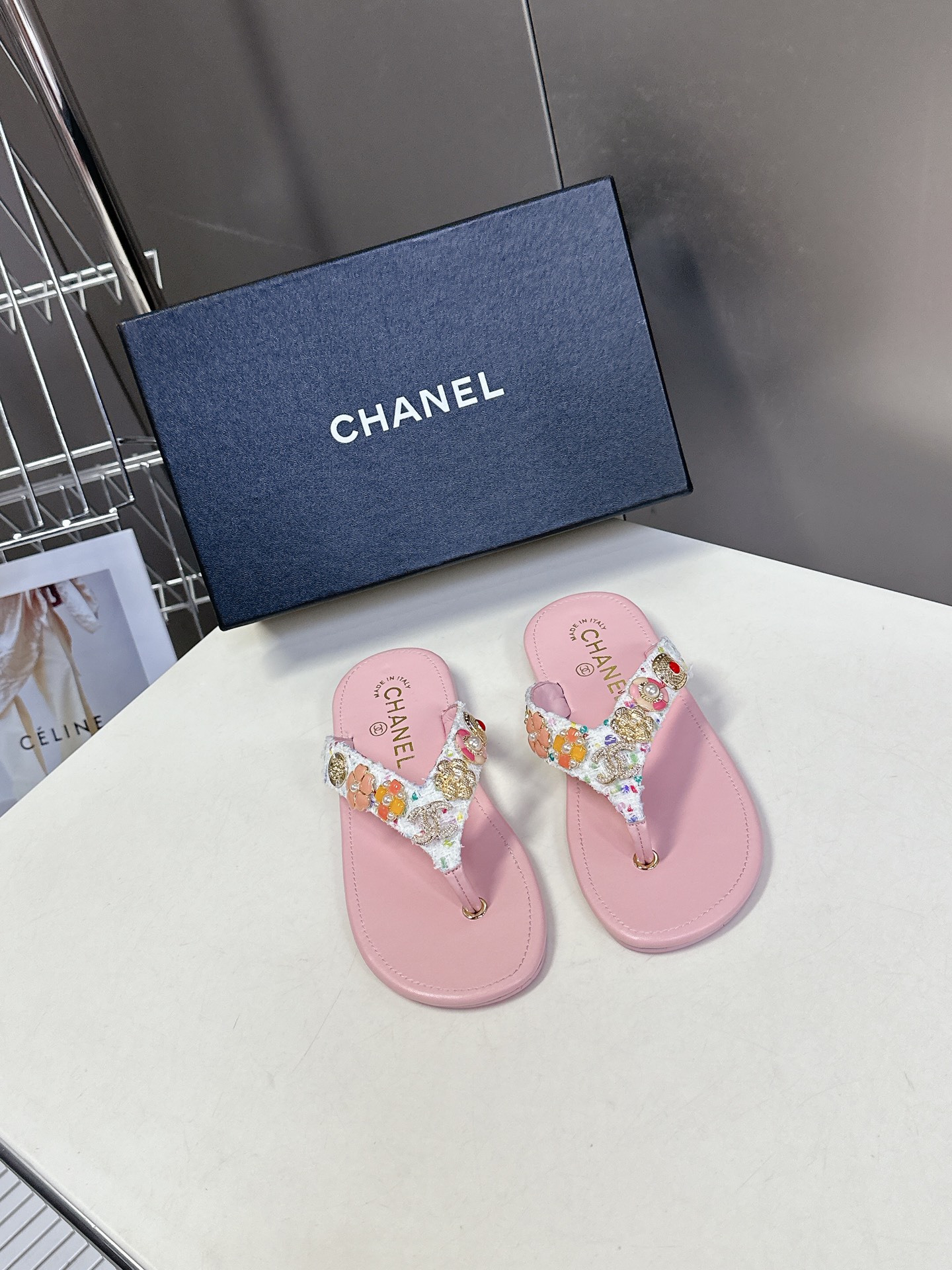  CHANEL香奈儿走秀款拖鞋 完全原版一比一复刻打造 版型超级正 最新时尚的设计 火遍全网的单鞋，上脚