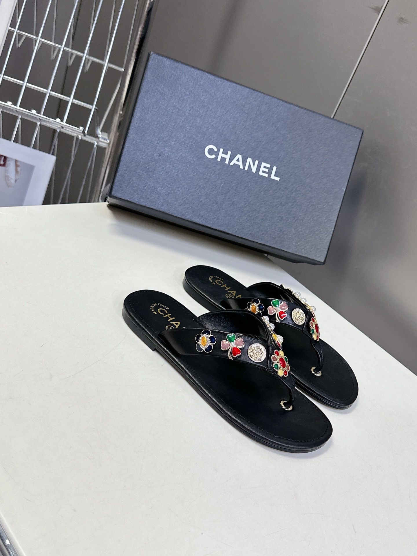  CHANEL香奈儿走秀款拖鞋 完全原版一比一复刻打造 版型超级正 最新时尚的设计 火遍全网的单鞋，上脚