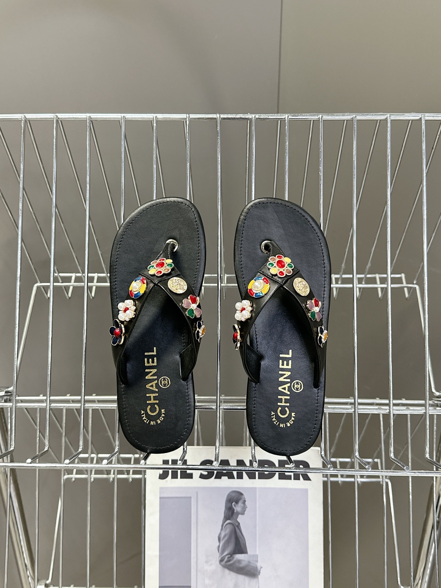  CHANEL香奈儿走秀款拖鞋 完全原版一比一复刻打造 版型超级正 最新时尚的设计 火遍全网的单鞋，上脚