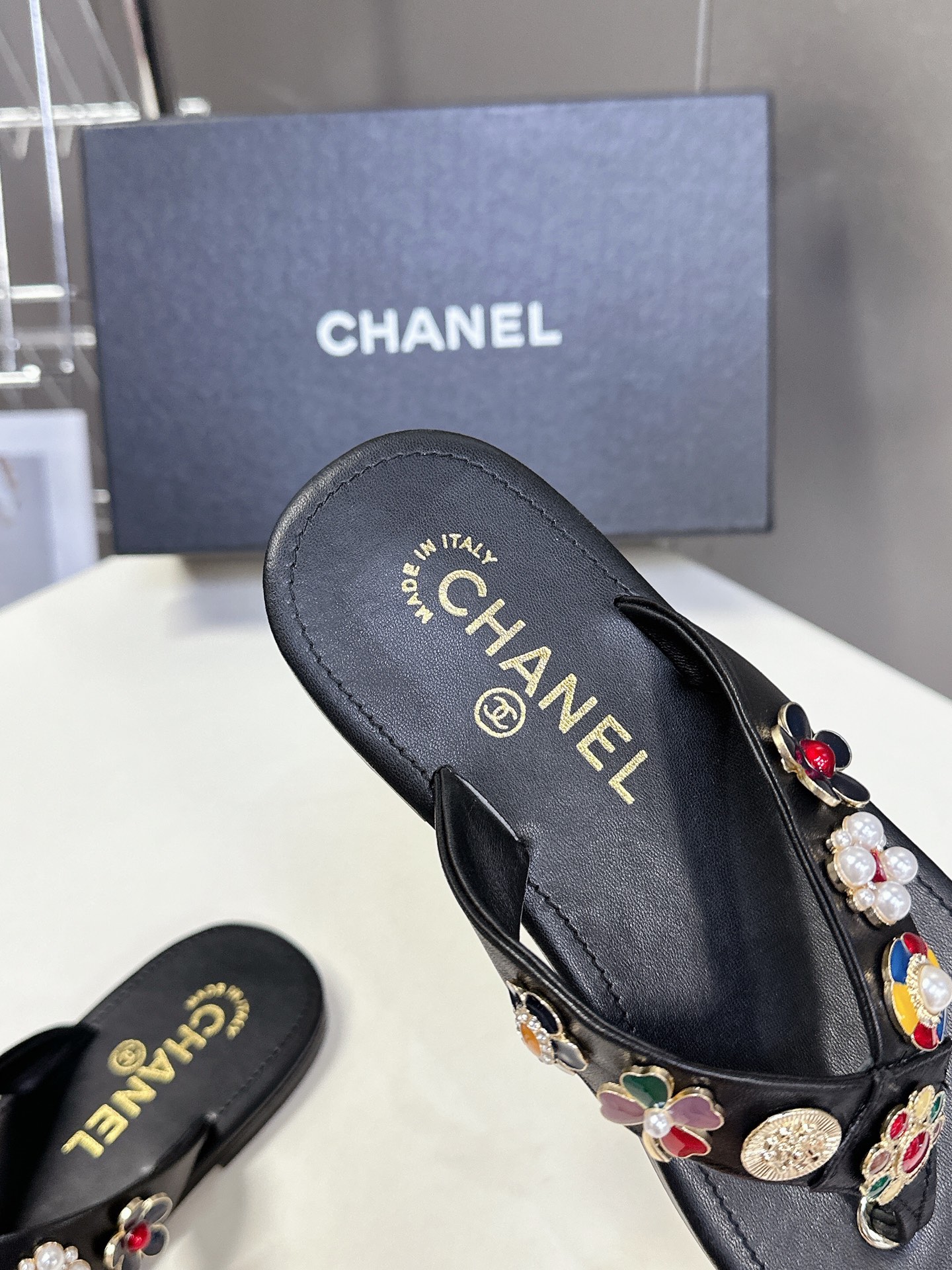  CHANEL香奈儿走秀款拖鞋 完全原版一比一复刻打造 版型超级正 最新时尚的设计 火遍全网的单鞋，上脚