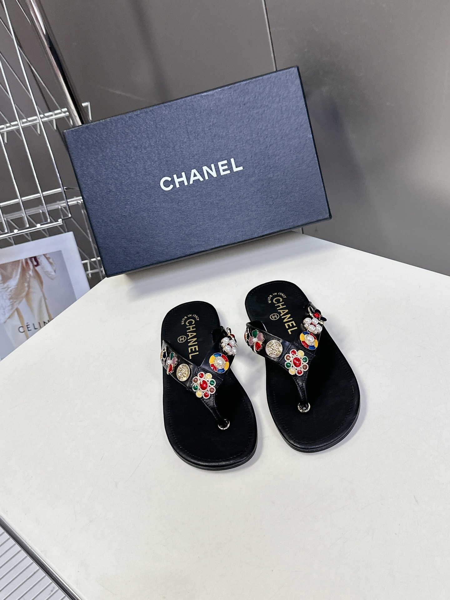  CHANEL香奈儿走秀款拖鞋 完全原版一比一复刻打造 版型超级正 最新时尚的设计 火遍全网的单鞋，上脚