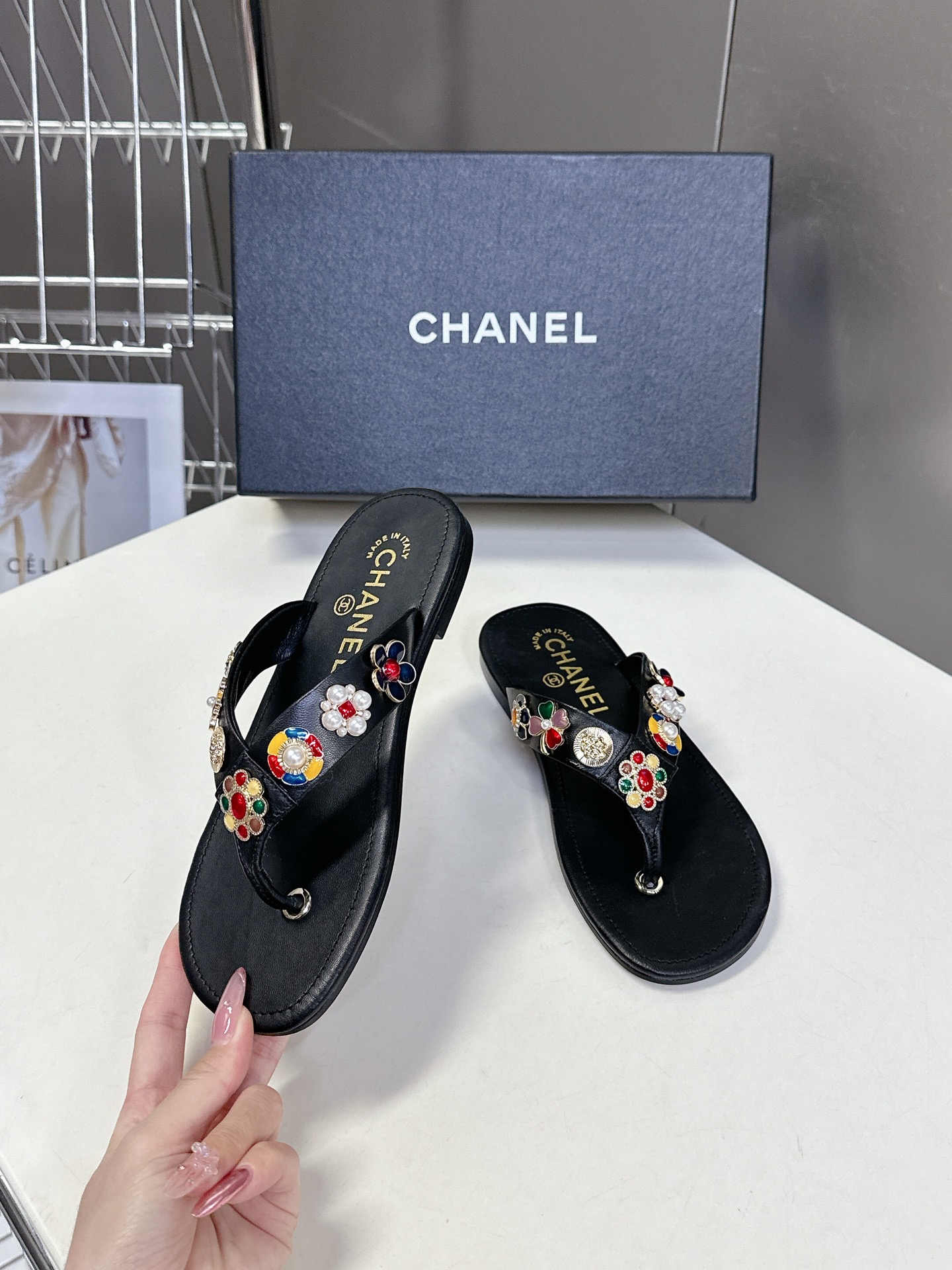  CHANEL香奈儿走秀款拖鞋 完全原版一比一复刻打造 版型超级正 最新时尚的设计 火遍全网的单鞋，上脚