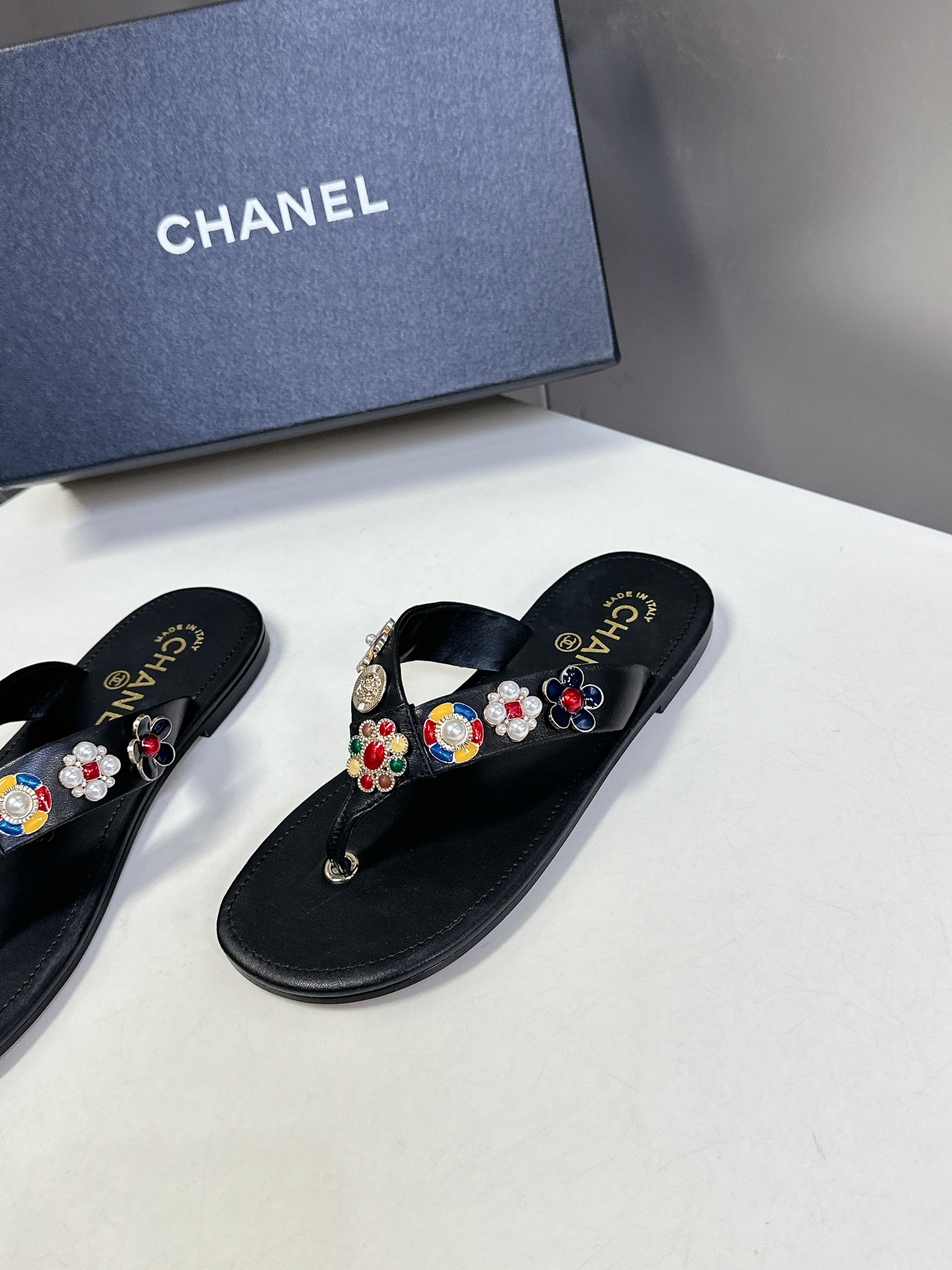  CHANEL香奈儿走秀款拖鞋 完全原版一比一复刻打造 版型超级正 最新时尚的设计 火遍全网的单鞋，上脚