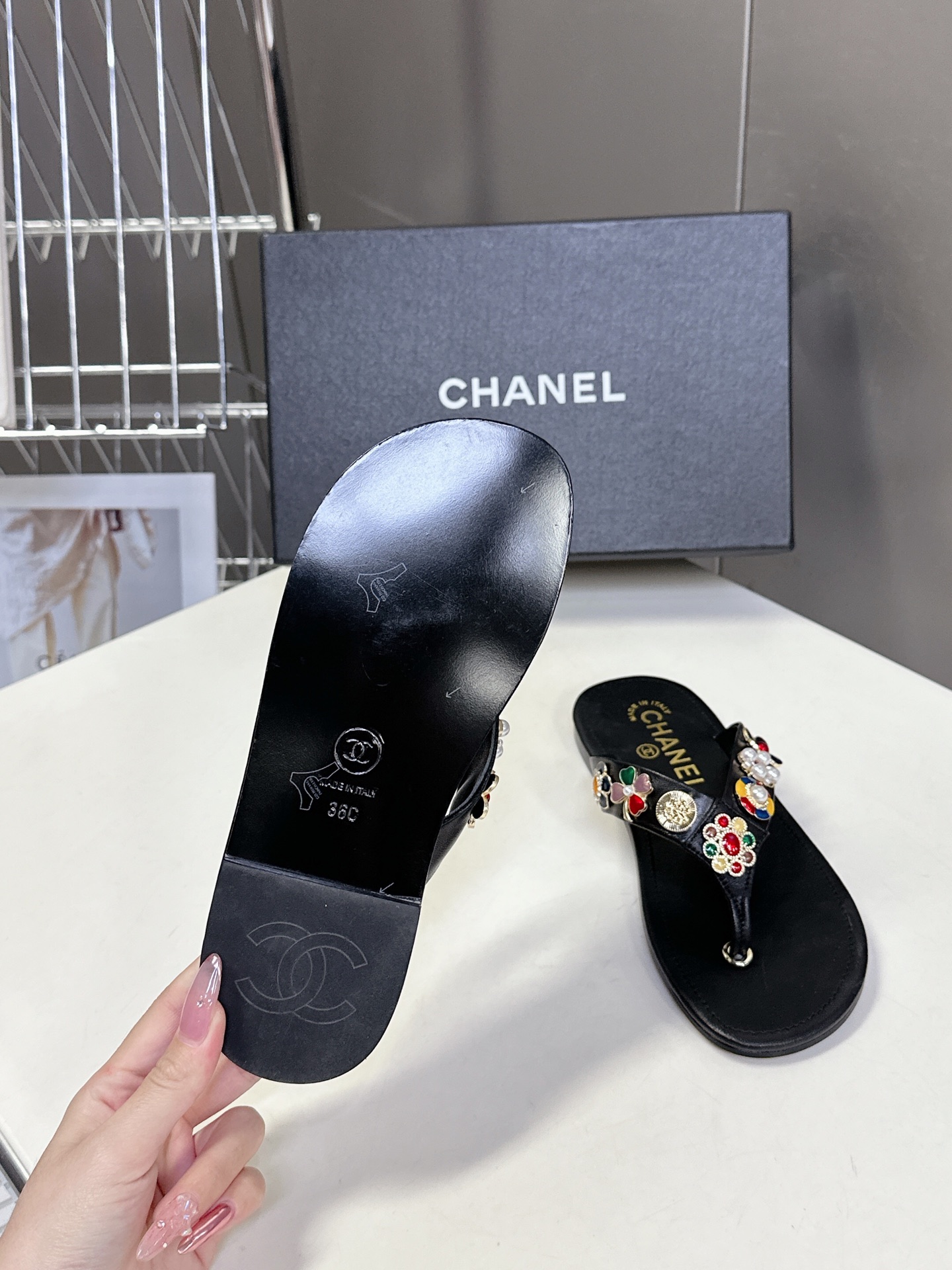  CHANEL香奈儿走秀款拖鞋 完全原版一比一复刻打造 版型超级正 最新时尚的设计 火遍全网的单鞋，上脚