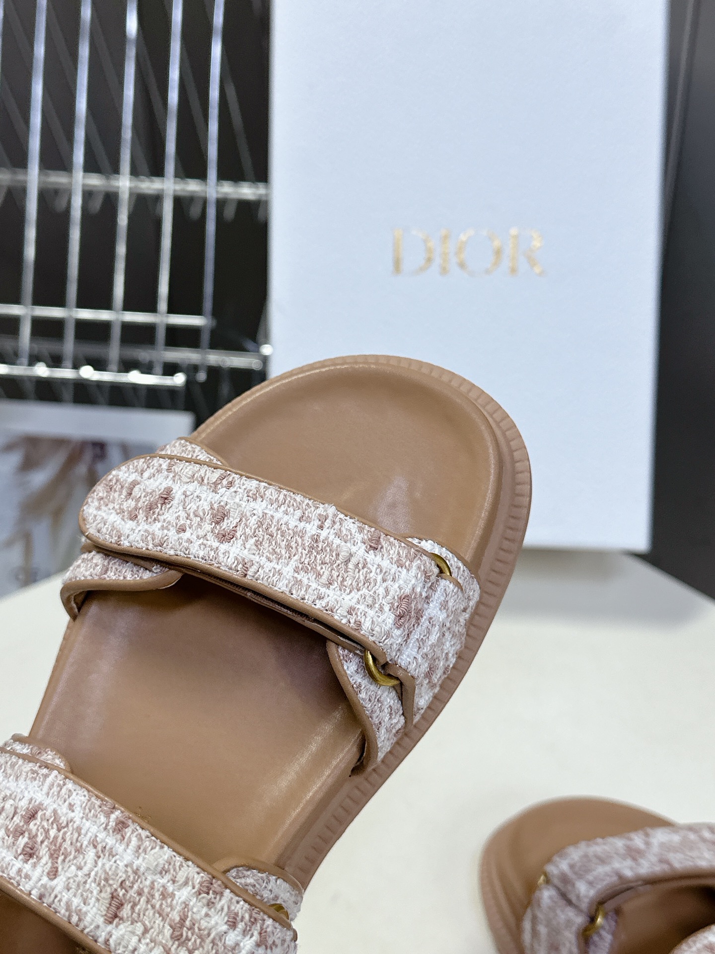  Dior迪奥春夏最新款魔术贴凉鞋、超多明星网红种草、经典的版型设计➕上迪奥LOGO五金点缀、超好看超百