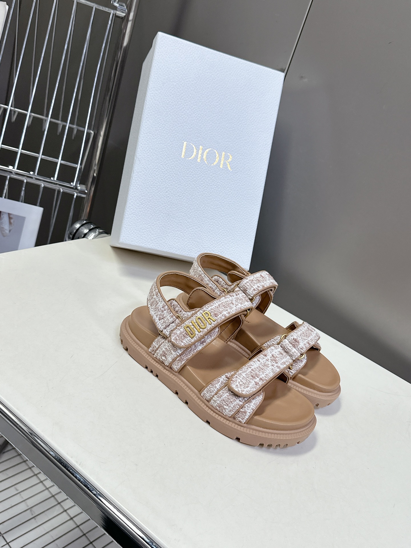  Dior迪奥春夏最新款魔术贴凉鞋、超多明星网红种草、经典的版型设计➕上迪奥LOGO五金点缀、超好看超百