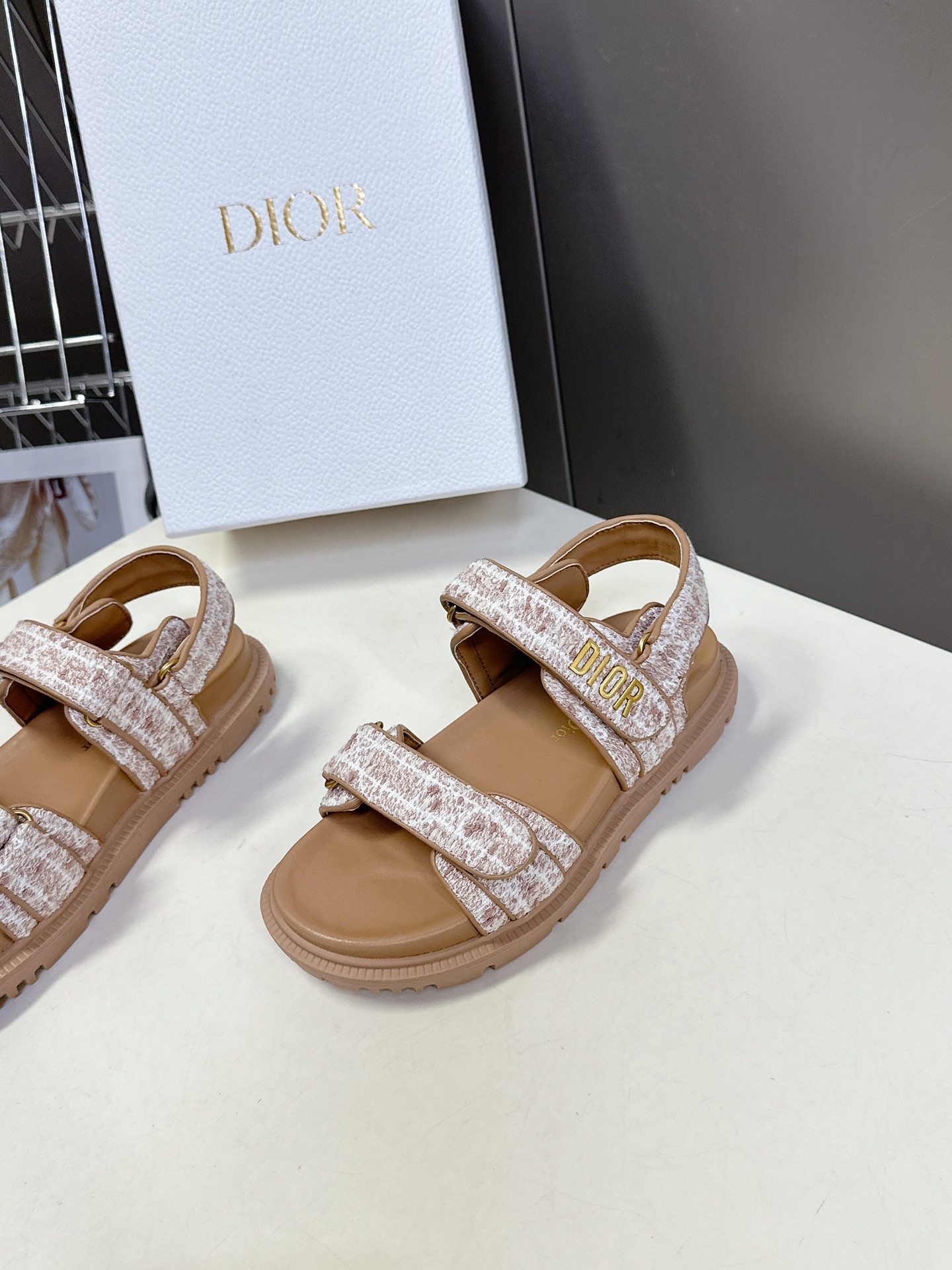  Dior迪奥春夏最新款魔术贴凉鞋、超多明星网红种草、经典的版型设计➕上迪奥LOGO五金点缀、超好看超百