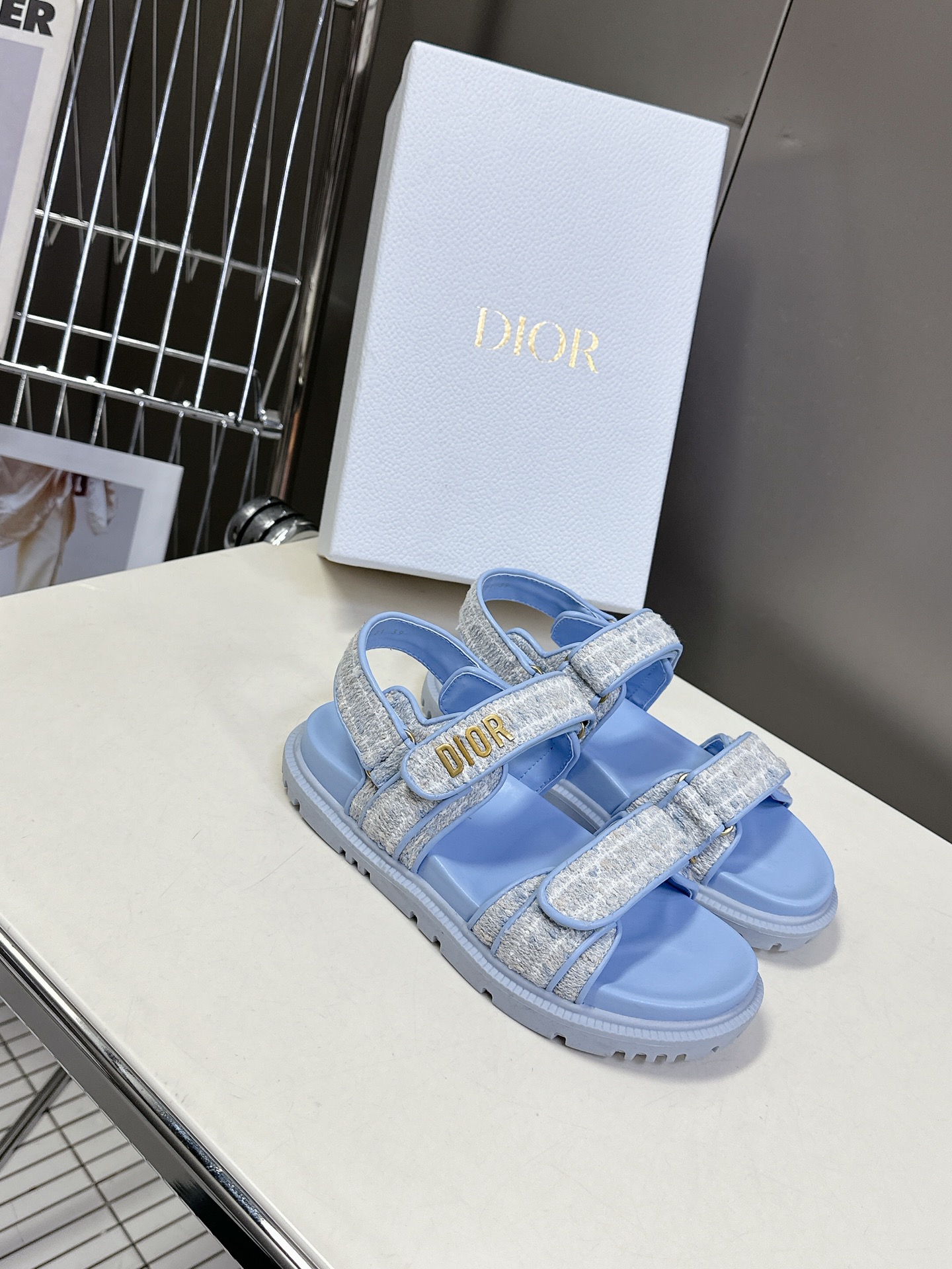  Dior迪奥春夏最新款魔术贴凉鞋、超多明星网红种草、经典的版型设计➕上迪奥LOGO五金点缀、超好看超百