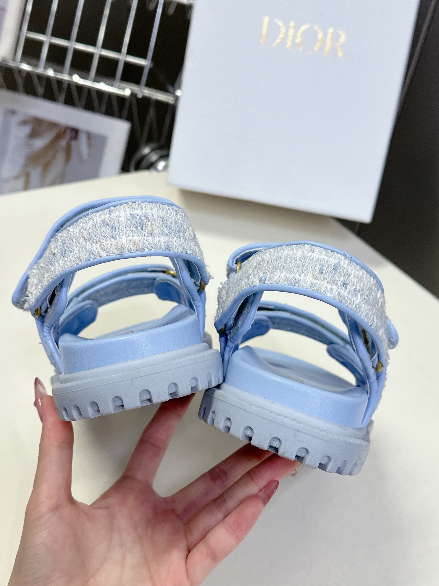  Dior迪奥春夏最新款魔术贴凉鞋、超多明星网红种草、经典的版型设计➕上迪奥LOGO五金点缀、超好看超百