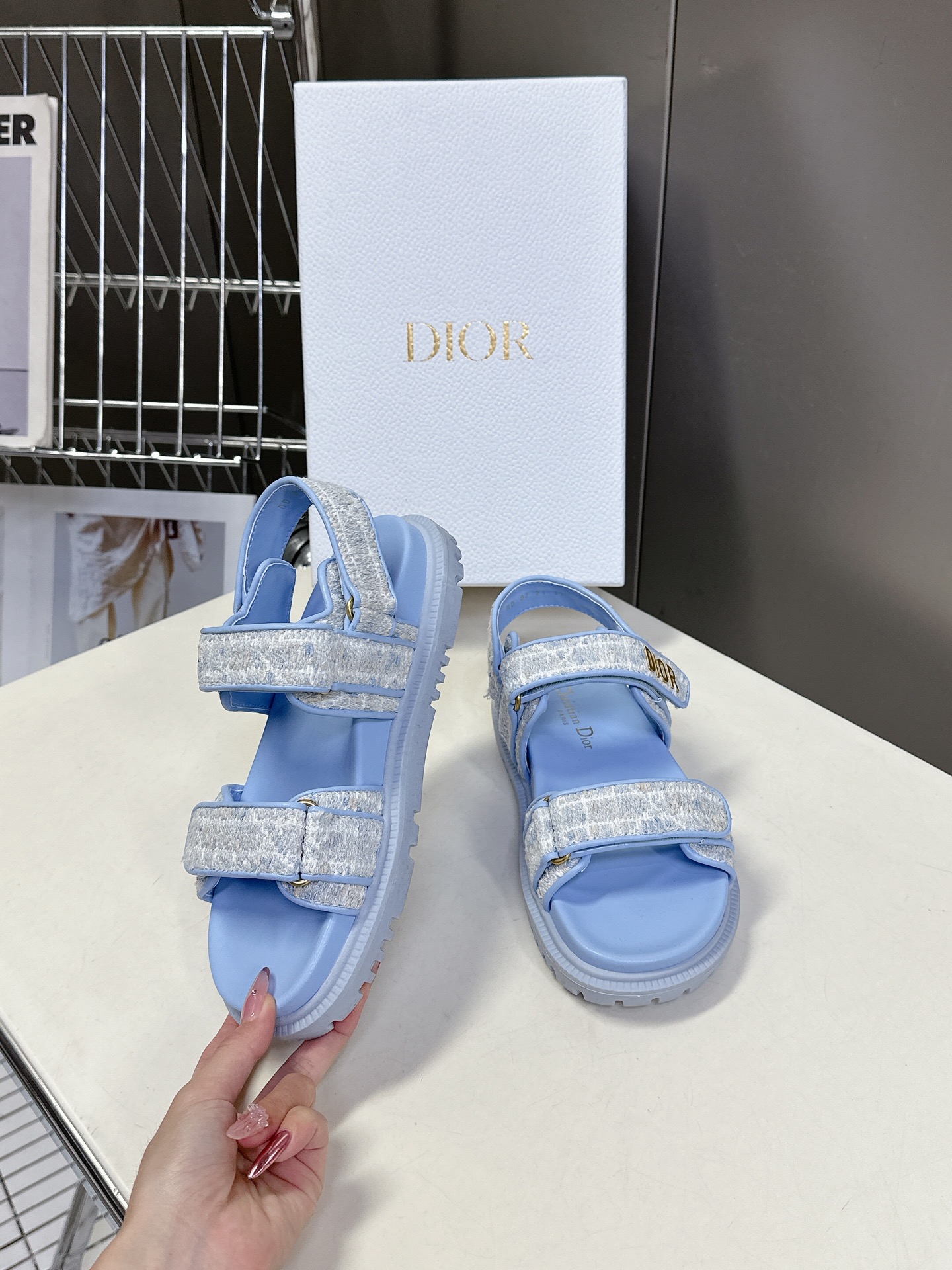  Dior迪奥春夏最新款魔术贴凉鞋、超多明星网红种草、经典的版型设计➕上迪奥LOGO五金点缀、超好看超百