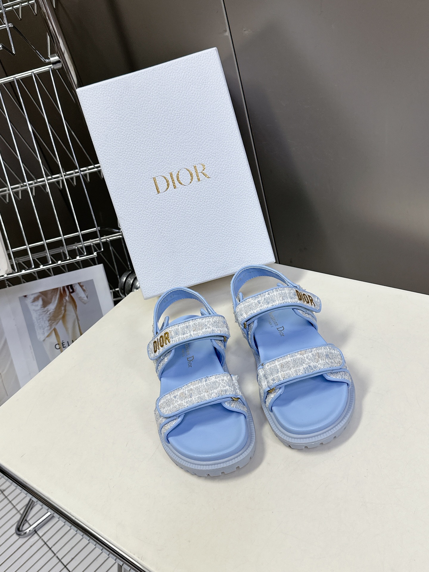  Dior迪奥春夏最新款魔术贴凉鞋、超多明星网红种草、经典的版型设计➕上迪奥LOGO五金点缀、超好看超百