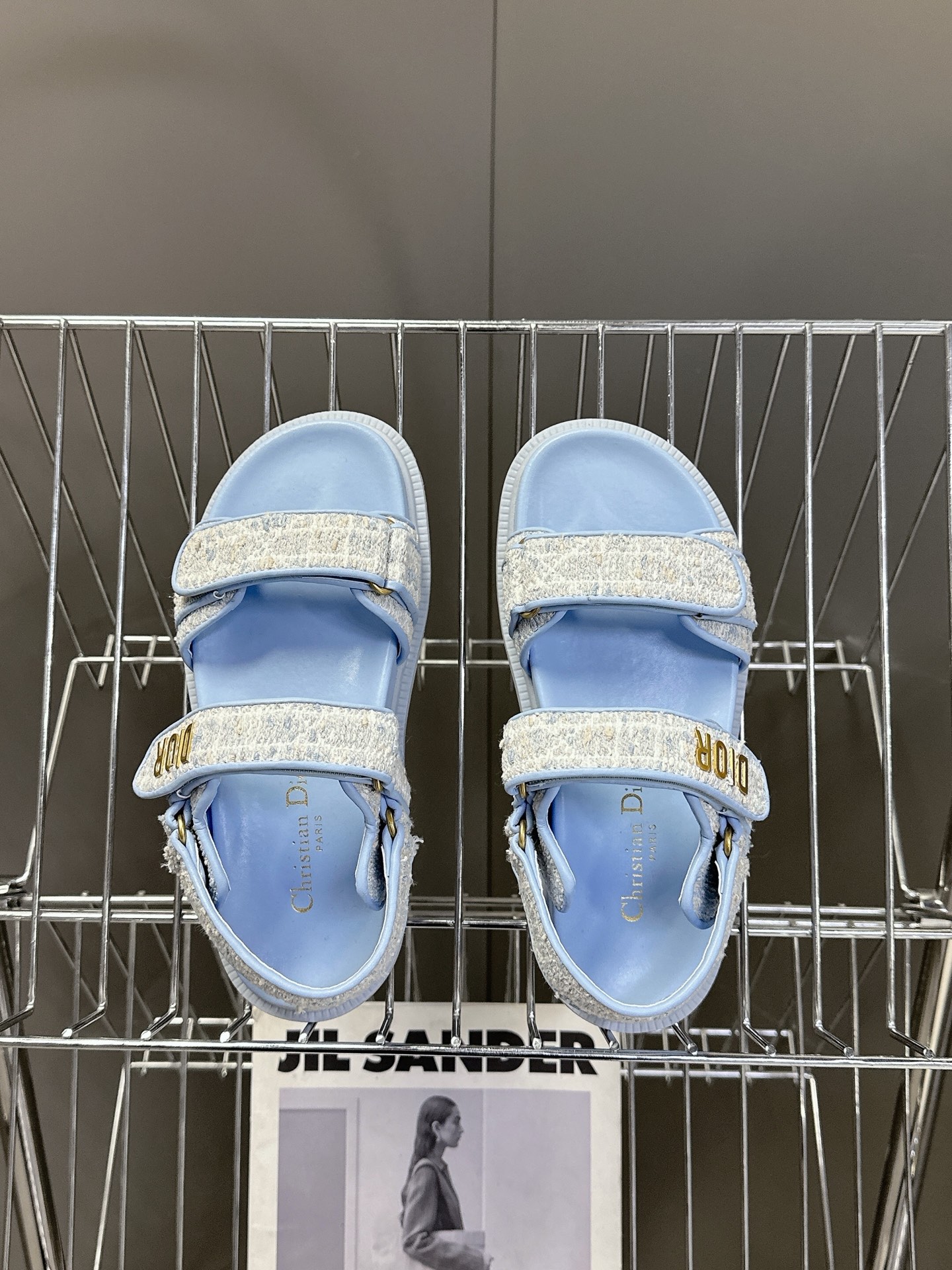  Dior迪奥春夏最新款魔术贴凉鞋、超多明星网红种草、经典的版型设计➕上迪奥LOGO五金点缀、超好看超百