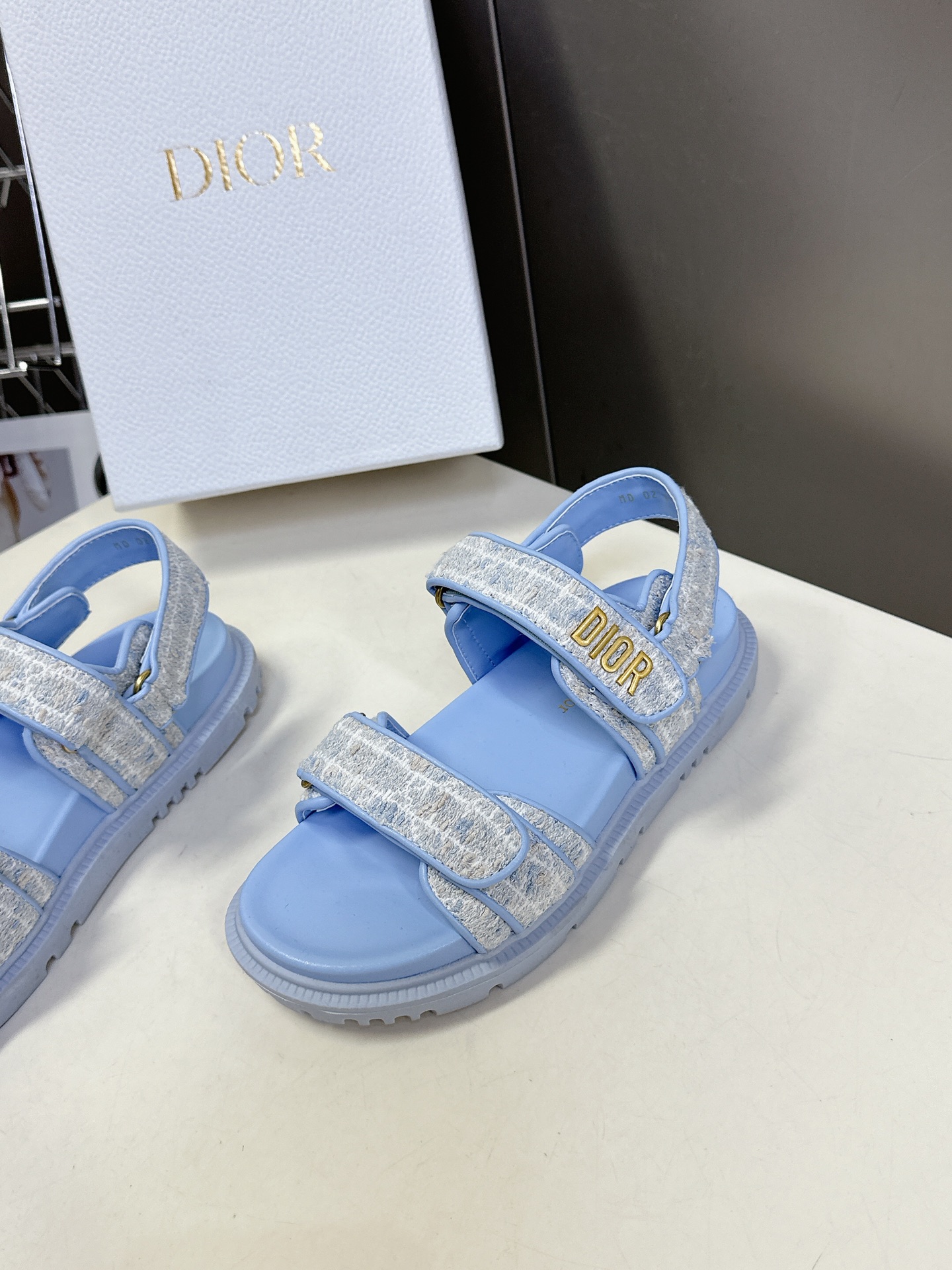  Dior迪奥春夏最新款魔术贴凉鞋、超多明星网红种草、经典的版型设计➕上迪奥LOGO五金点缀、超好看超百