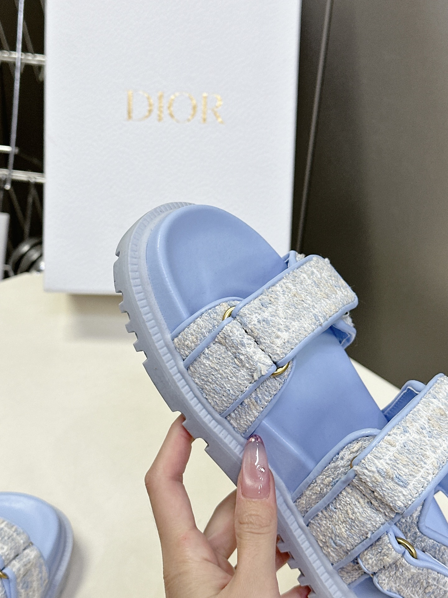 Dior迪奥春夏最新款魔术贴凉鞋、超多明星网红种草、经典的版型设计➕上迪奥LOGO五金点缀、超好看超百
