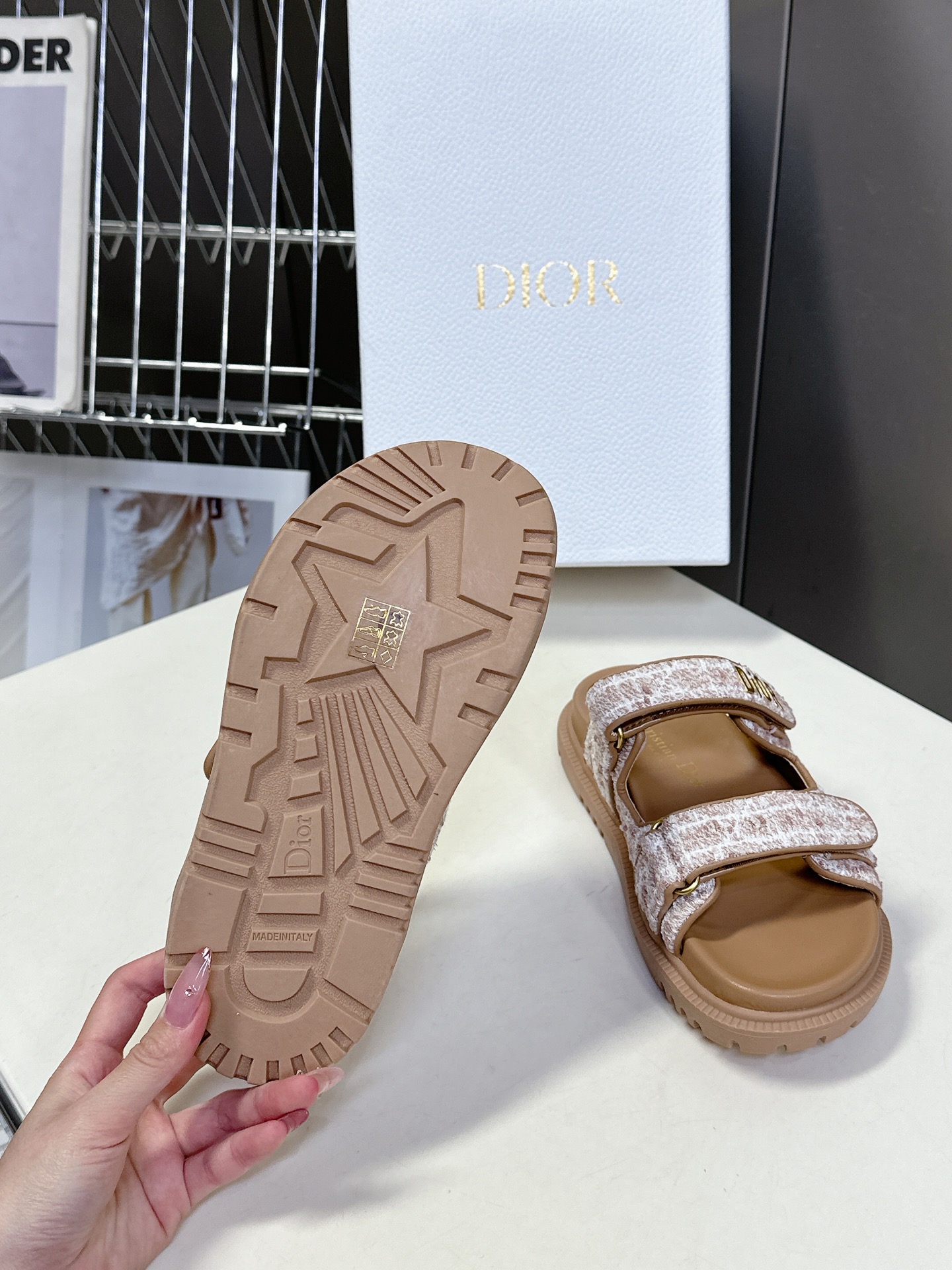  Dior迪奥春夏最新款魔术贴凉鞋、超多明星网红种草、经典的版型设计➕上迪奥LOGO五金点缀、超好看超百