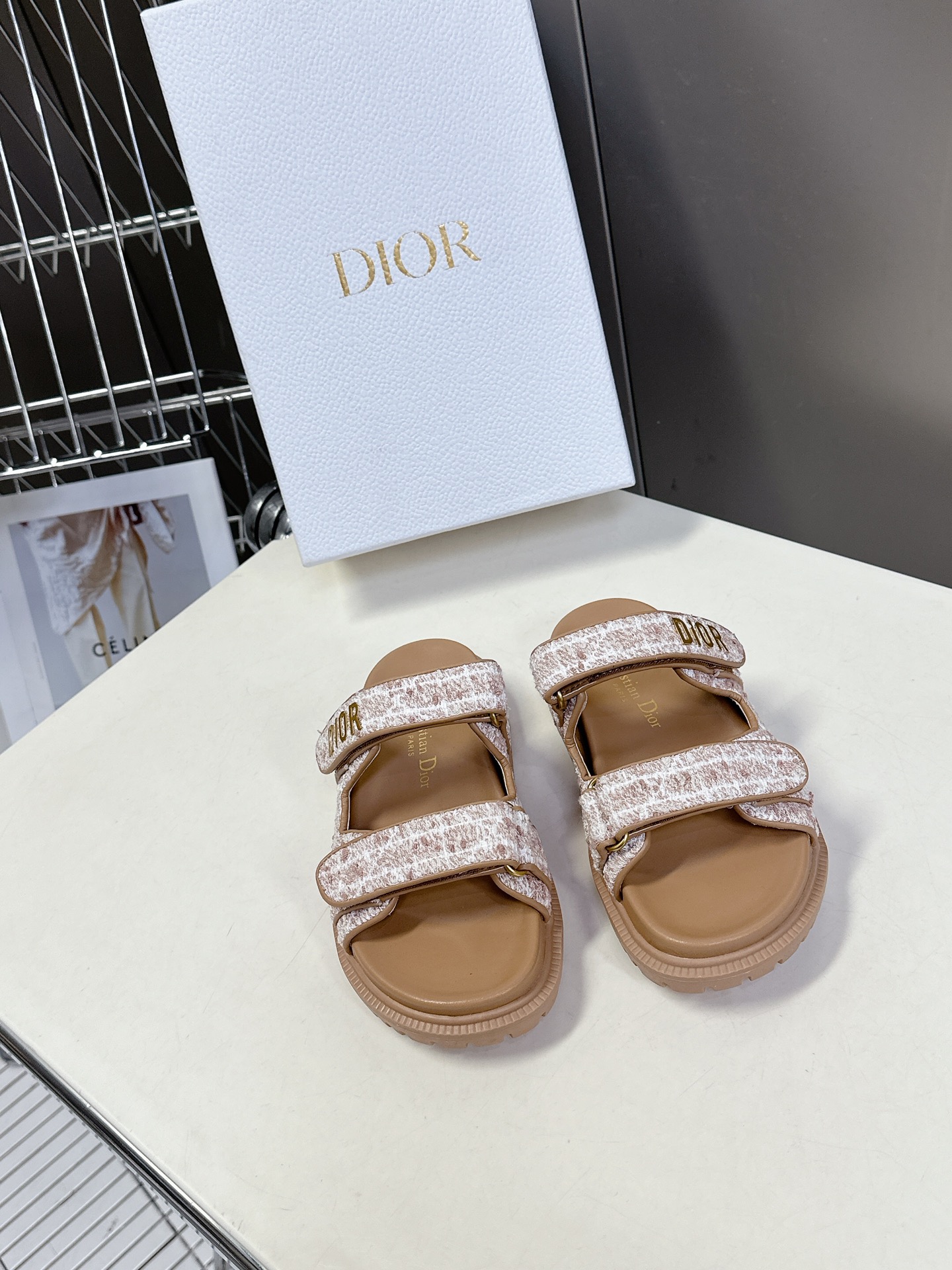  Dior迪奥春夏最新款魔术贴凉鞋、超多明星网红种草、经典的版型设计➕上迪奥LOGO五金点缀、超好看超百