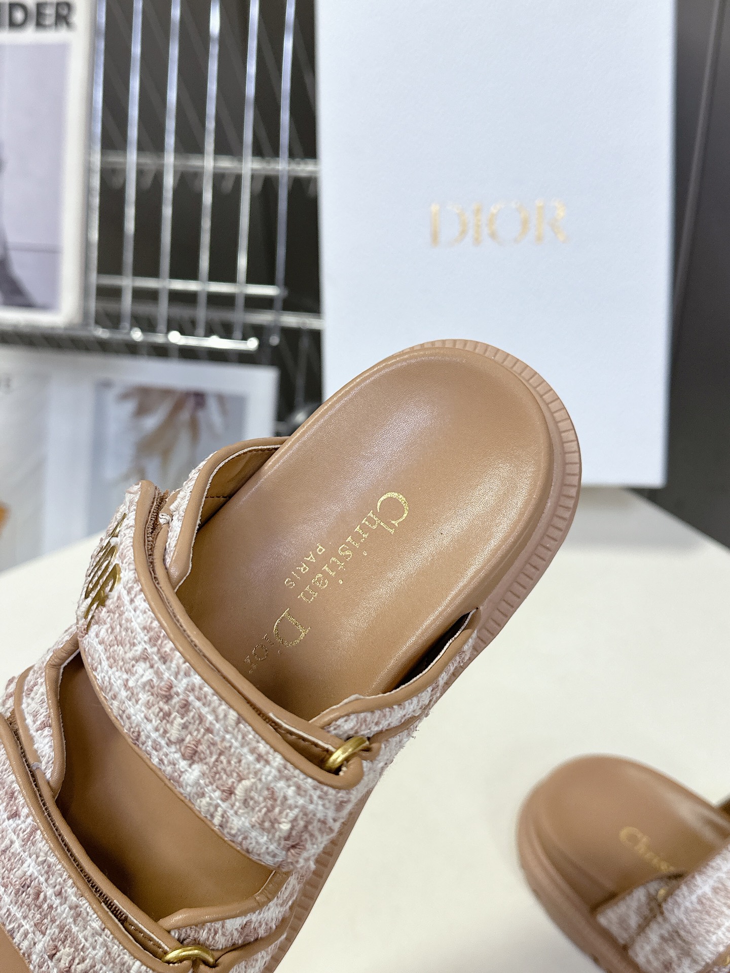  Dior迪奥春夏最新款魔术贴凉鞋、超多明星网红种草、经典的版型设计➕上迪奥LOGO五金点缀、超好看超百