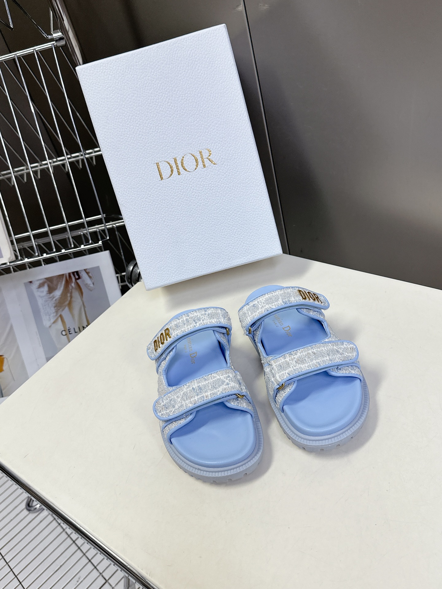  Dior迪奥春夏最新款魔术贴凉鞋、超多明星网红种草、经典的版型设计➕上迪奥LOGO五金点缀、超好看超百
