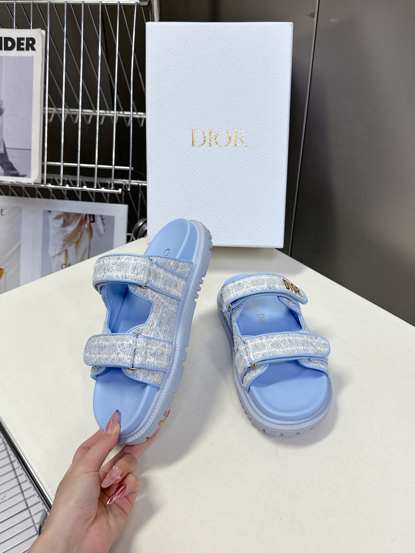  Dior迪奥春夏最新款魔术贴凉鞋、超多明星网红种草、经典的版型设计➕上迪奥LOGO五金点缀、超好看超百
