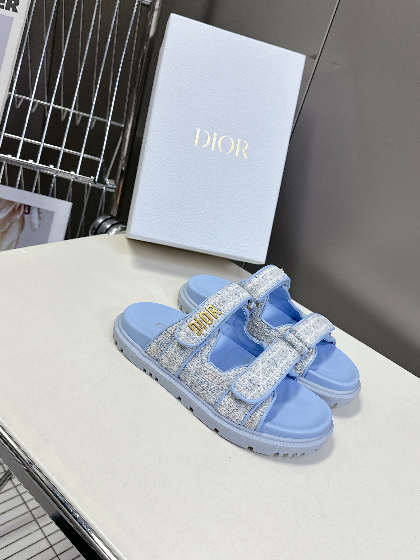  Dior迪奥春夏最新款魔术贴凉鞋、超多明星网红种草、经典的版型设计➕上迪奥LOGO五金点缀、超好看超百