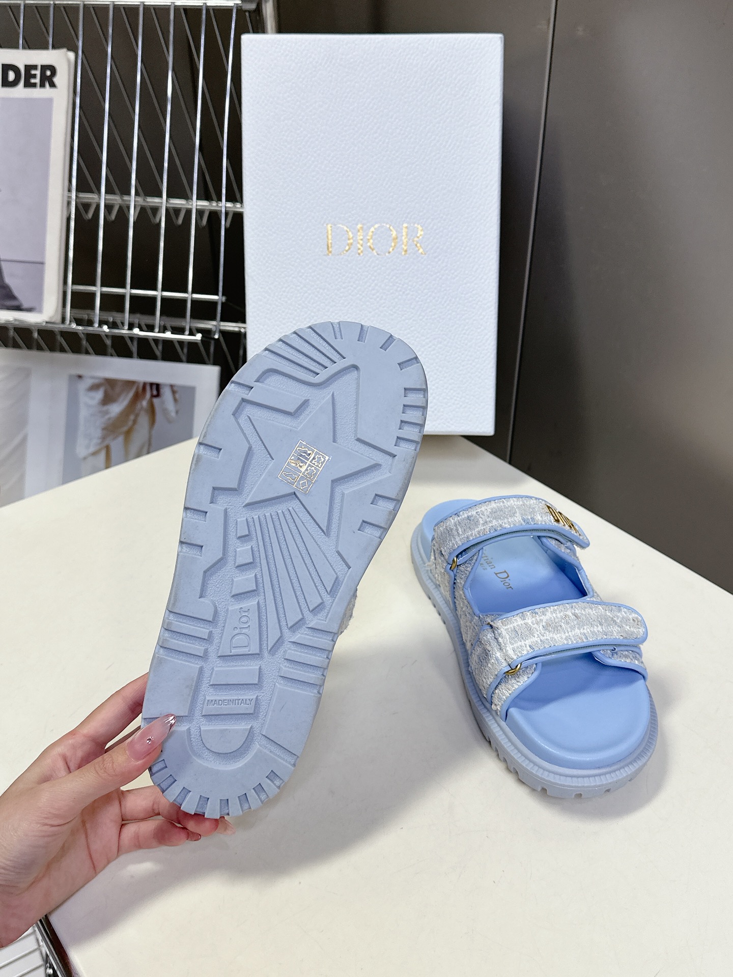  Dior迪奥春夏最新款魔术贴凉鞋、超多明星网红种草、经典的版型设计➕上迪奥LOGO五金点缀、超好看超百