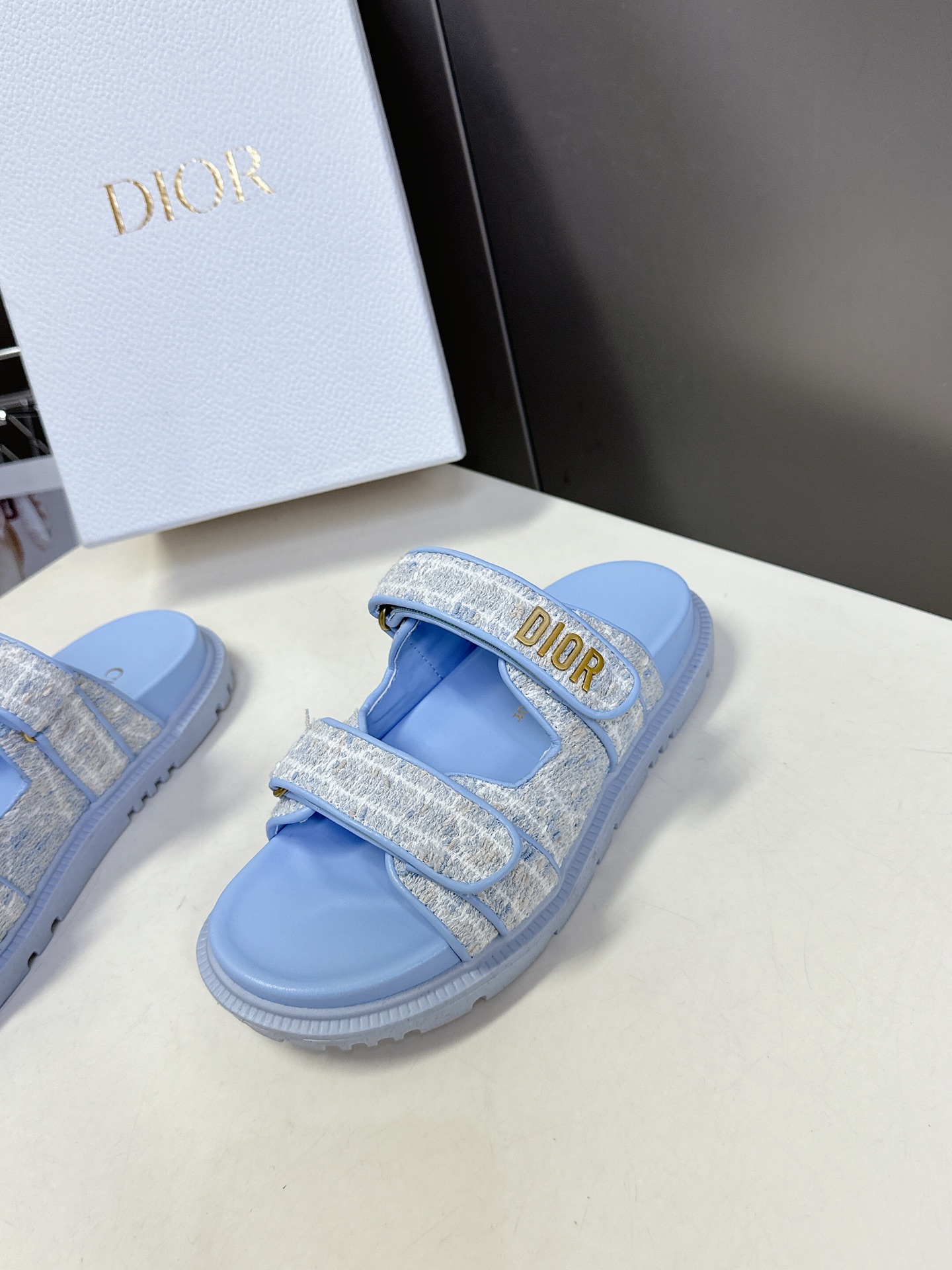  Dior迪奥春夏最新款魔术贴凉鞋、超多明星网红种草、经典的版型设计➕上迪奥LOGO五金点缀、超好看超百