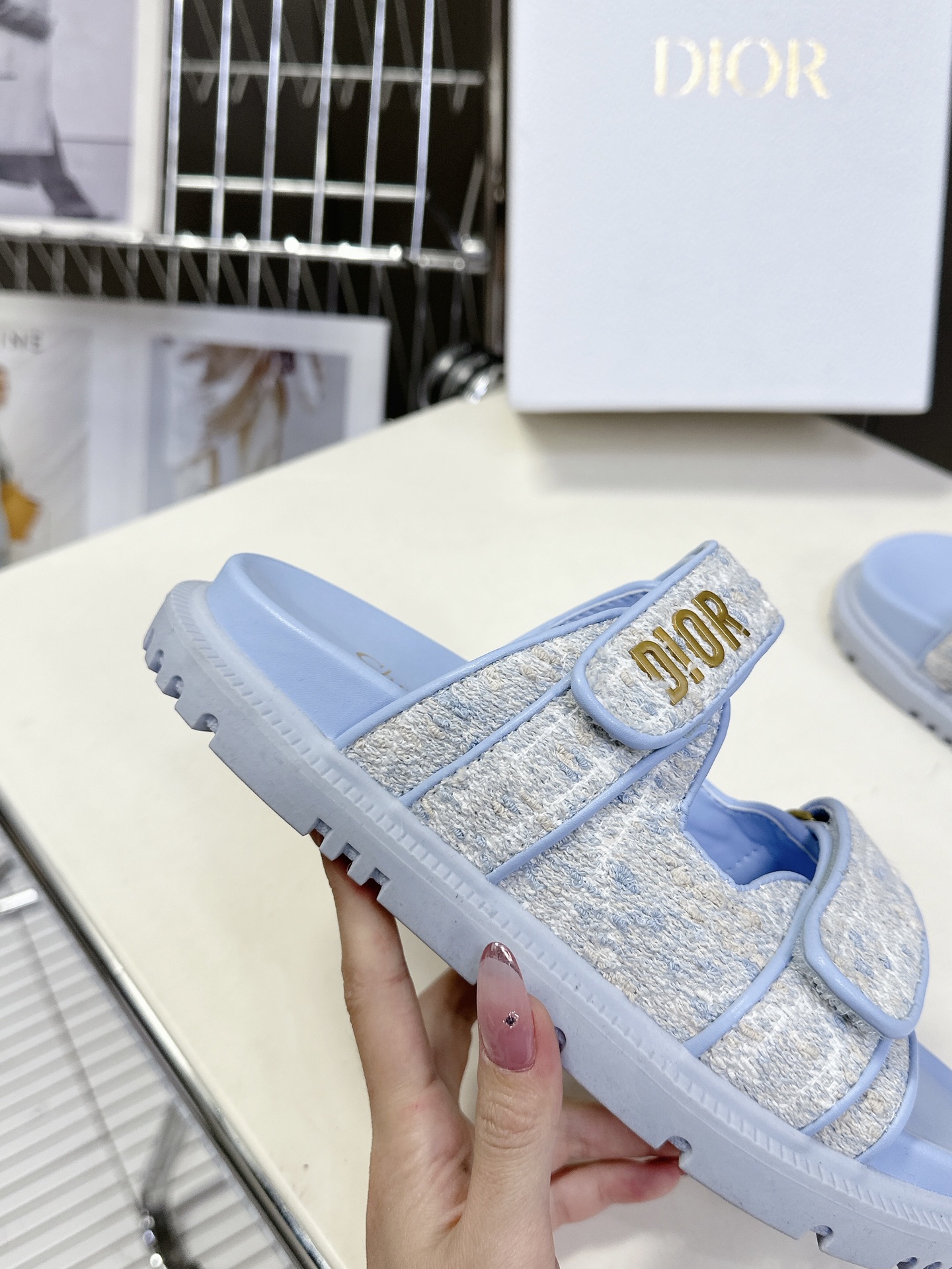  Dior迪奥春夏最新款魔术贴凉鞋、超多明星网红种草、经典的版型设计➕上迪奥LOGO五金点缀、超好看超百