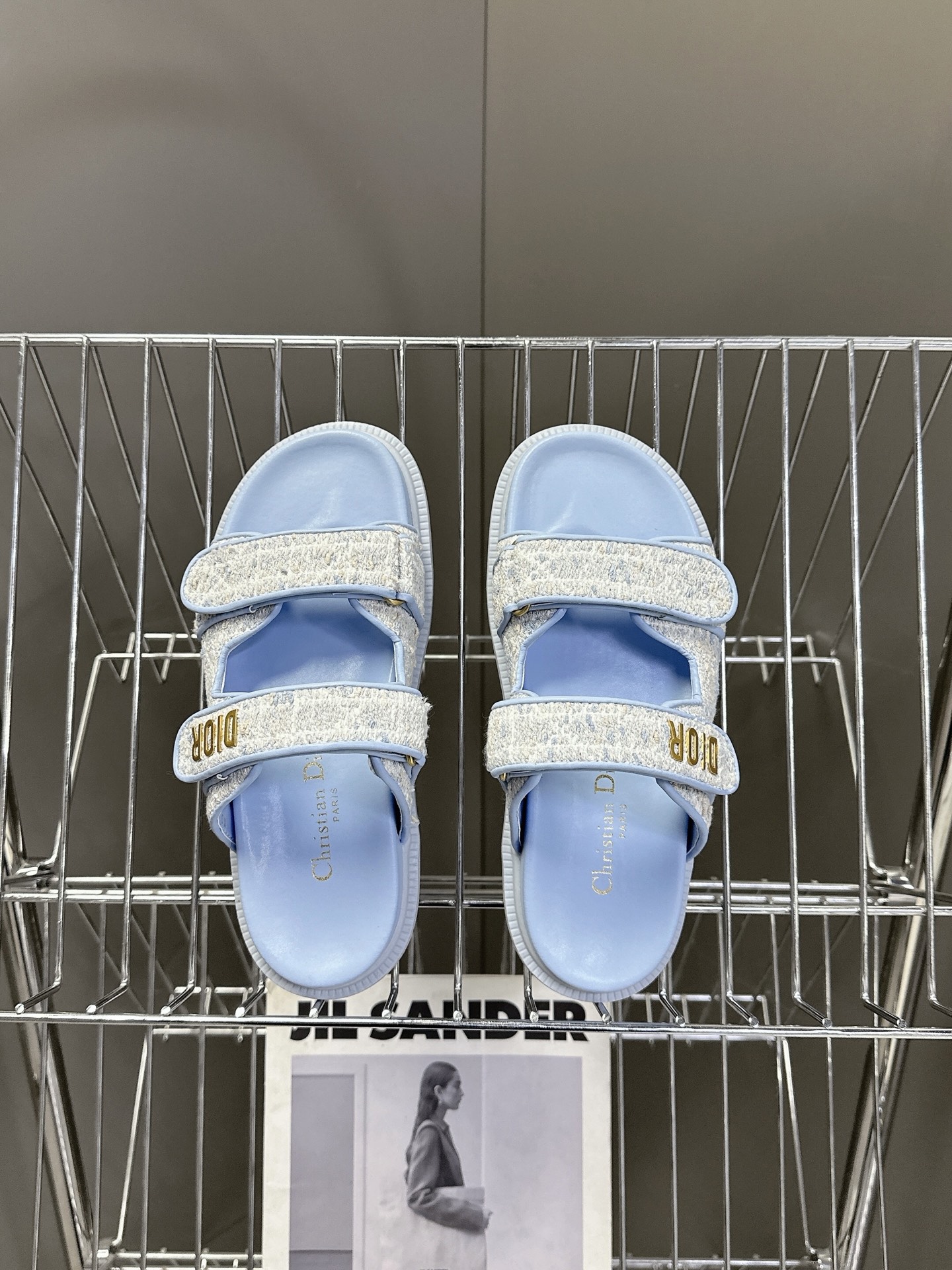  Dior迪奥春夏最新款魔术贴凉鞋、超多明星网红种草、经典的版型设计➕上迪奥LOGO五金点缀、超好看超百