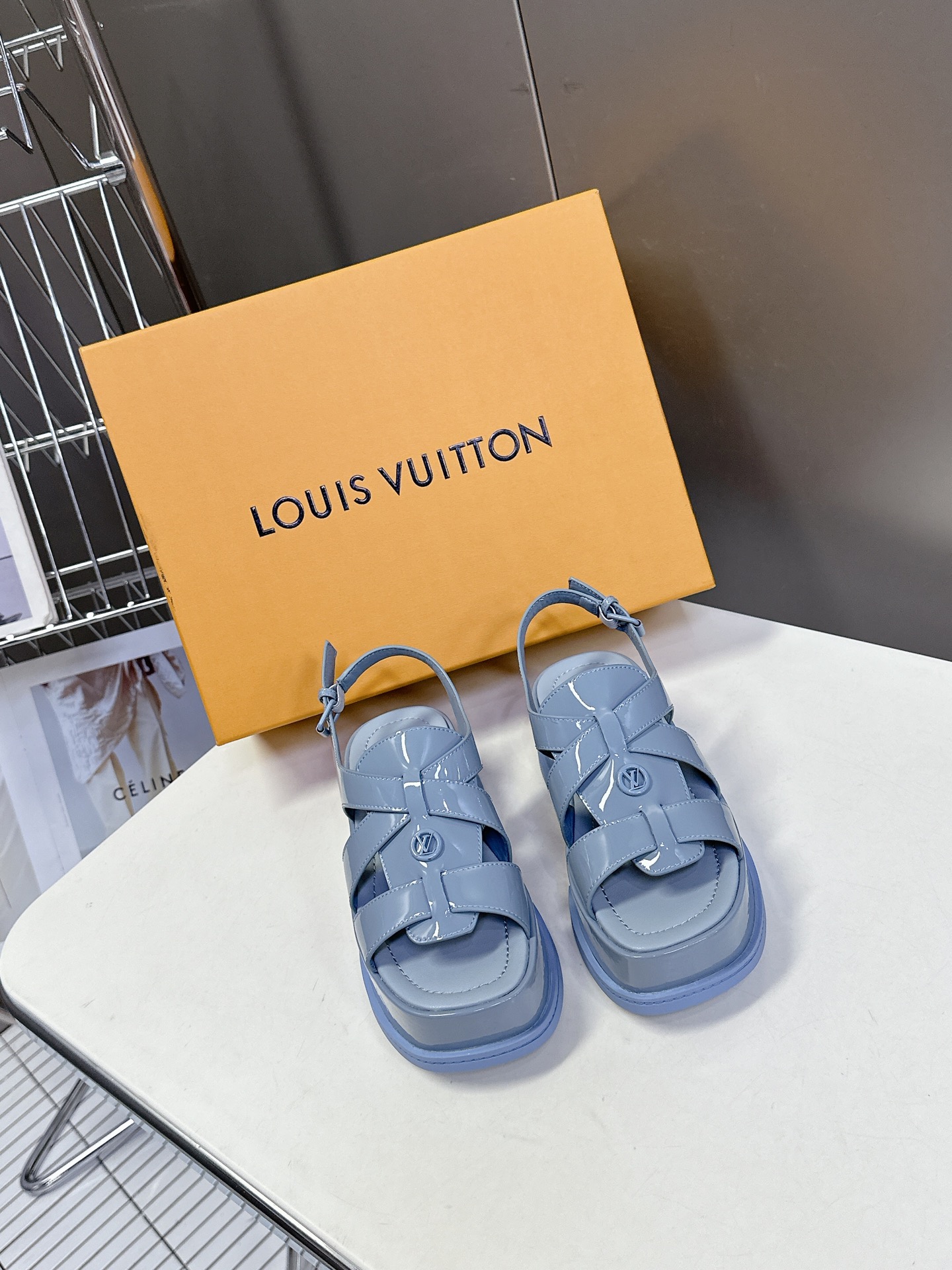  Louis Vuitton 路易威登 MAYA FLATFORM 凉鞋‼️
    本款 Maya F