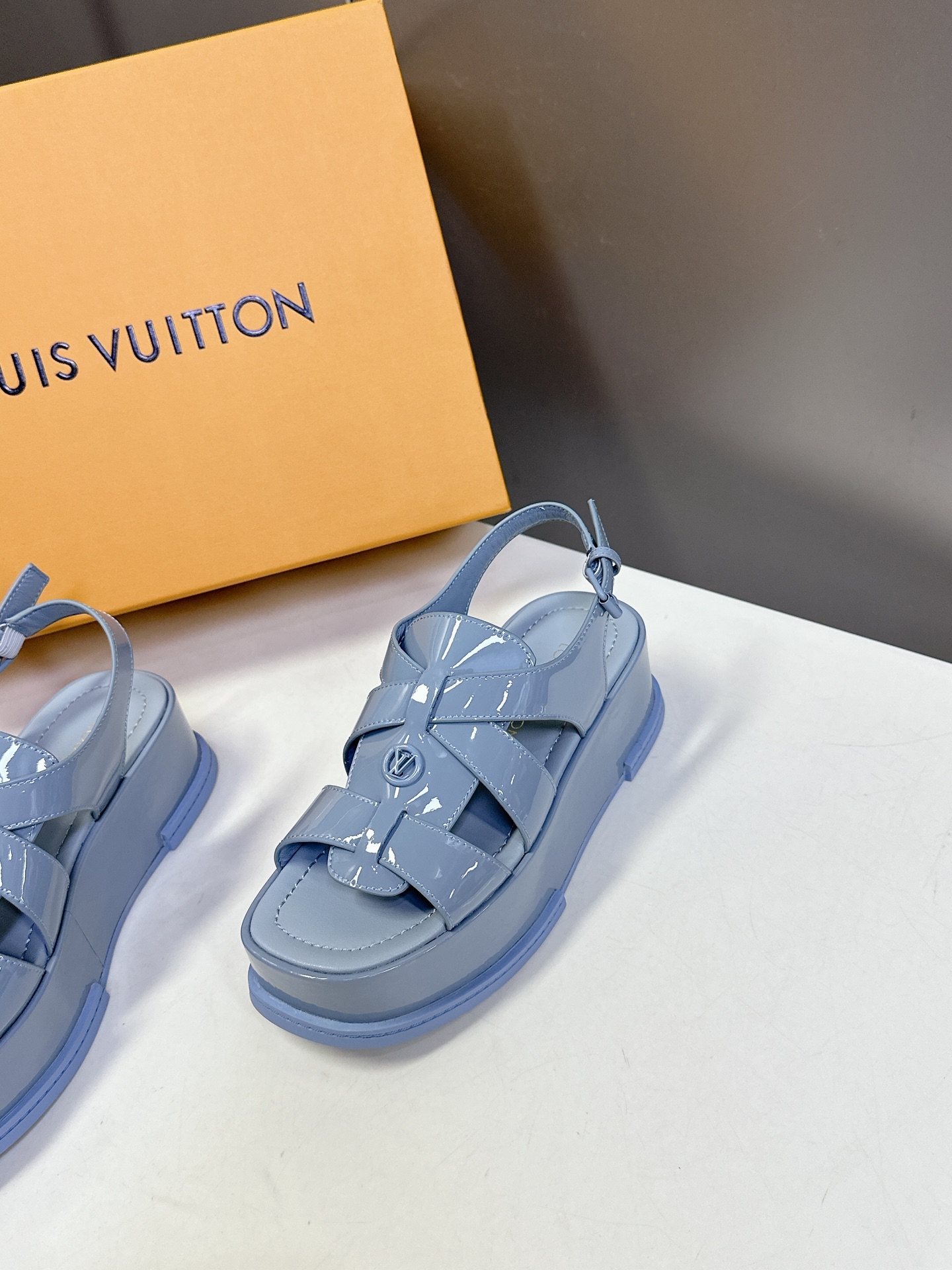  Louis Vuitton 路易威登 MAYA FLATFORM 凉鞋‼️
    本款 Maya F