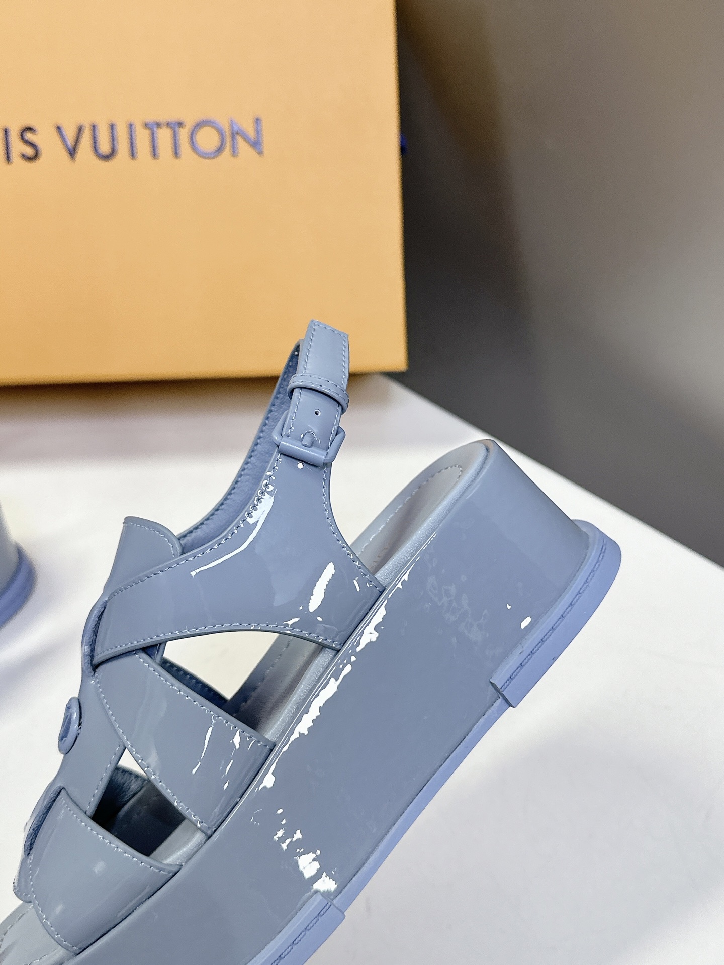  Louis Vuitton 路易威登 MAYA FLATFORM 凉鞋‼️
    本款 Maya F