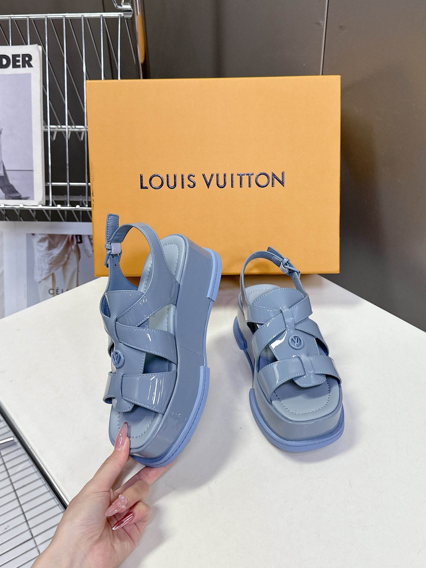  Louis Vuitton 路易威登 MAYA FLATFORM 凉鞋‼️
    本款 Maya F