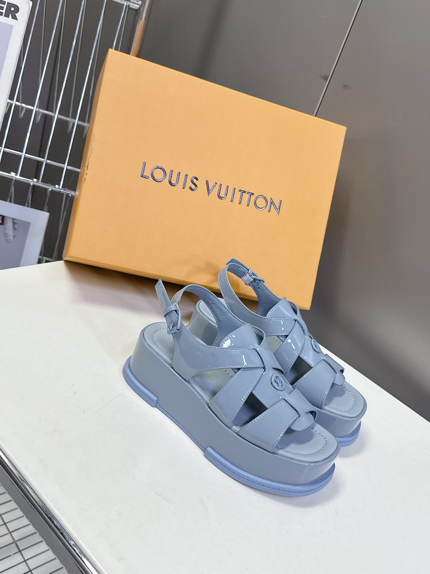  Louis Vuitton 路易威登 MAYA FLATFORM 凉鞋‼️
    本款 Maya F