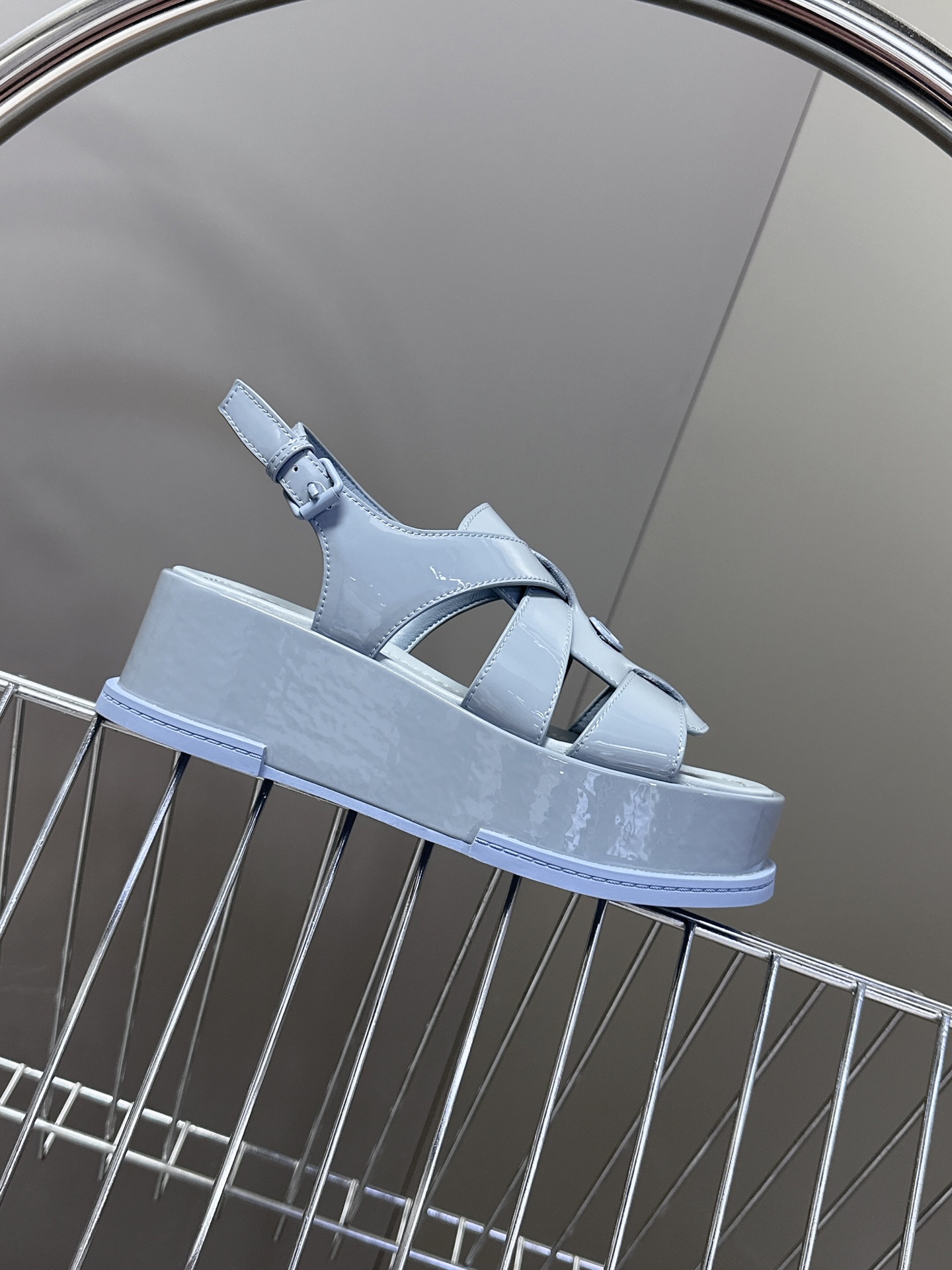  Louis Vuitton 路易威登 MAYA FLATFORM 凉鞋‼️
    本款 Maya F