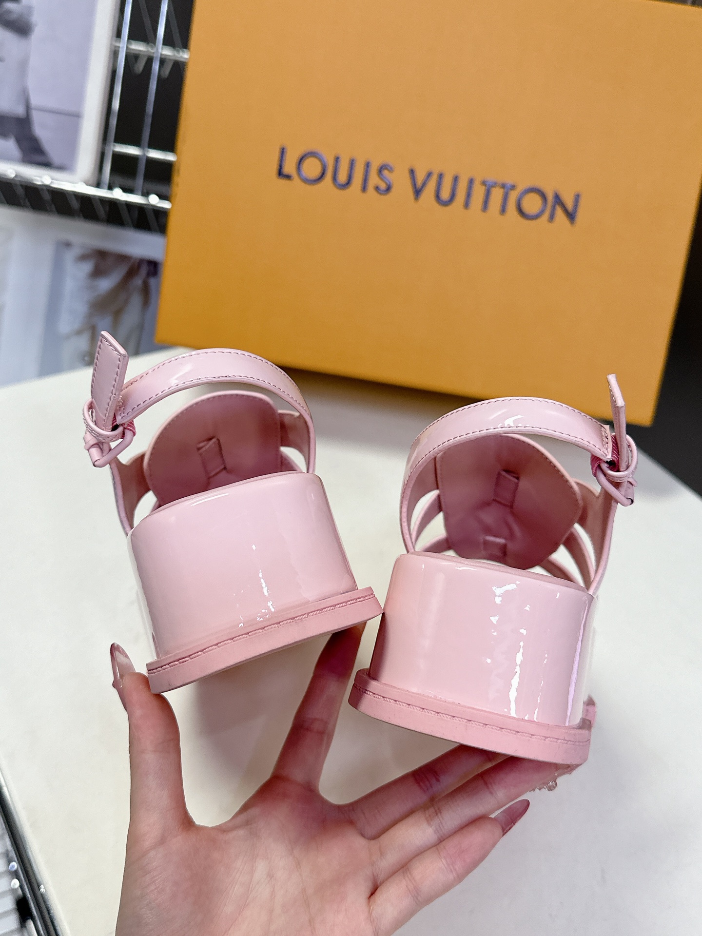  Louis Vuitton 路易威登 MAYA FLATFORM 凉鞋‼️
    本款 Maya F