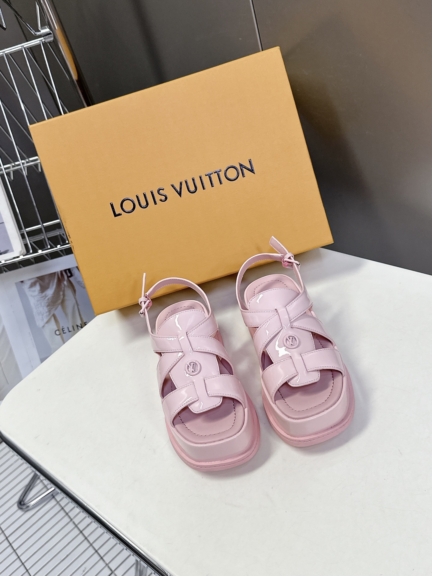  Louis Vuitton 路易威登 MAYA FLATFORM 凉鞋‼️
    本款 Maya F