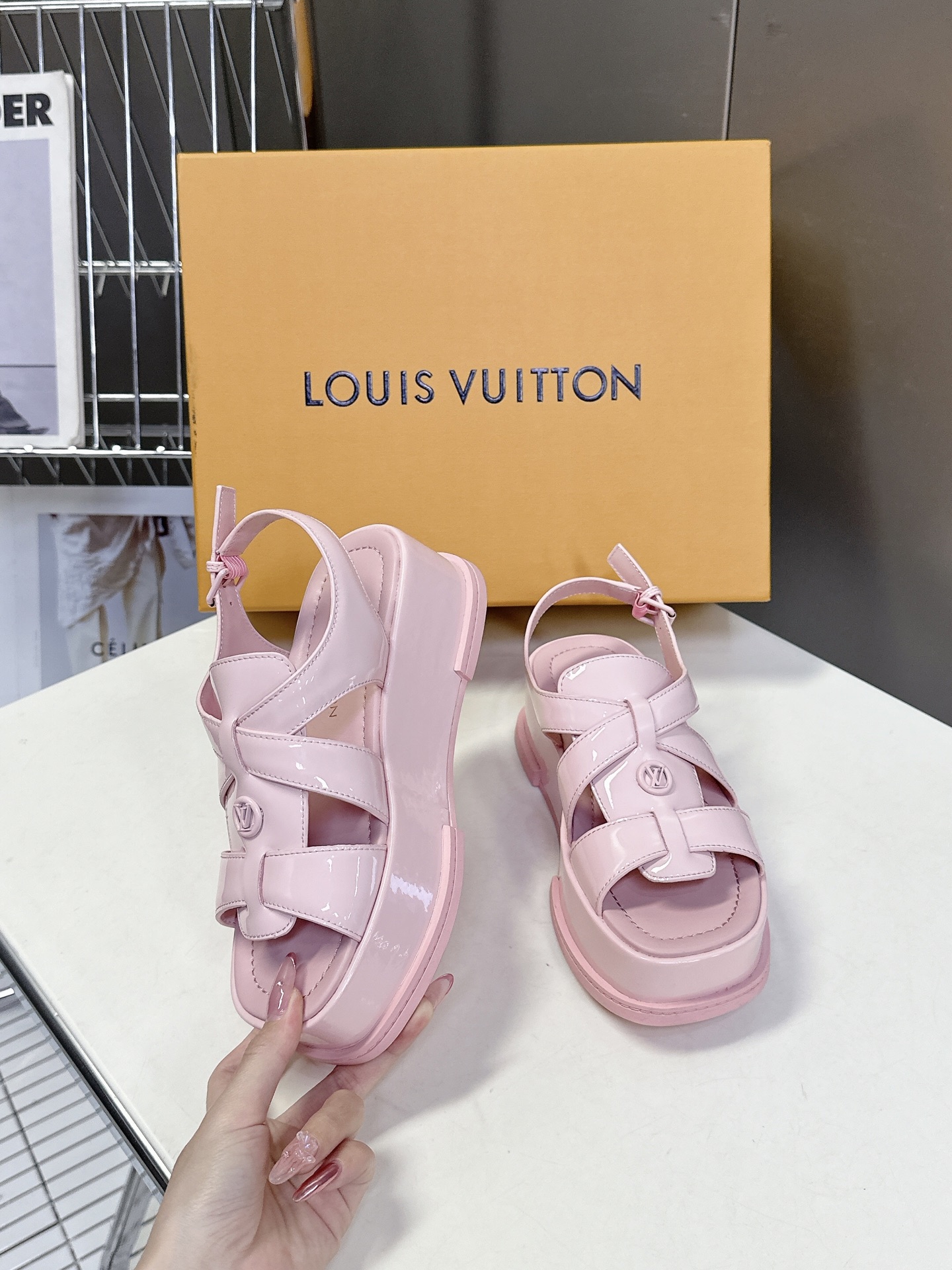  Louis Vuitton 路易威登 MAYA FLATFORM 凉鞋‼️
    本款 Maya F