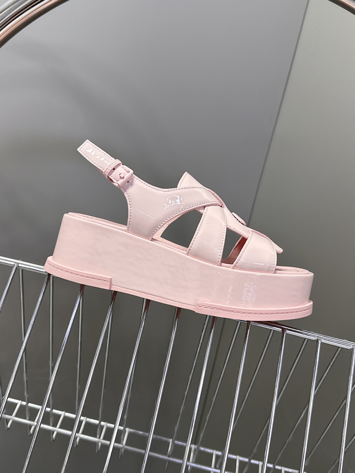  Louis Vuitton 路易威登 MAYA FLATFORM 凉鞋‼️
    本款 Maya F