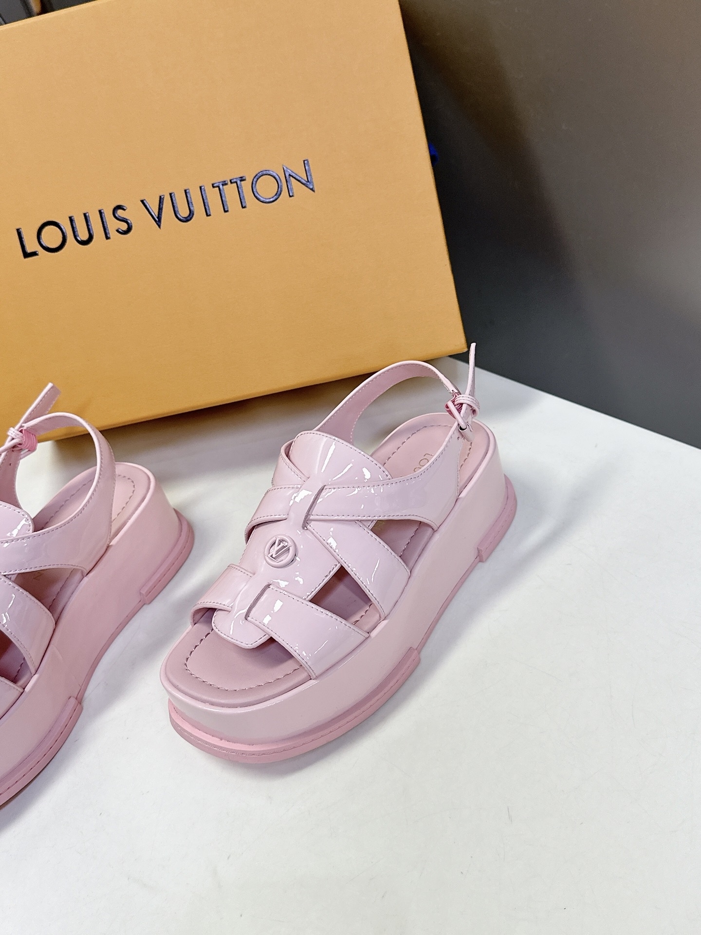  Louis Vuitton 路易威登 MAYA FLATFORM 凉鞋‼️
    本款 Maya F