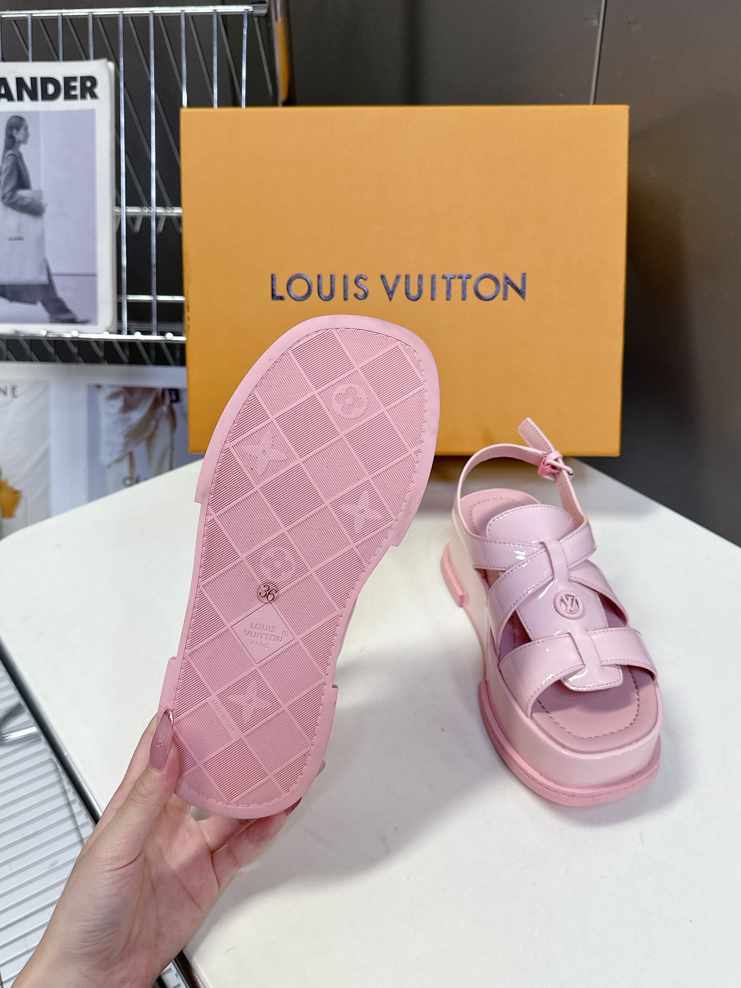  Louis Vuitton 路易威登 MAYA FLATFORM 凉鞋‼️
    本款 Maya F