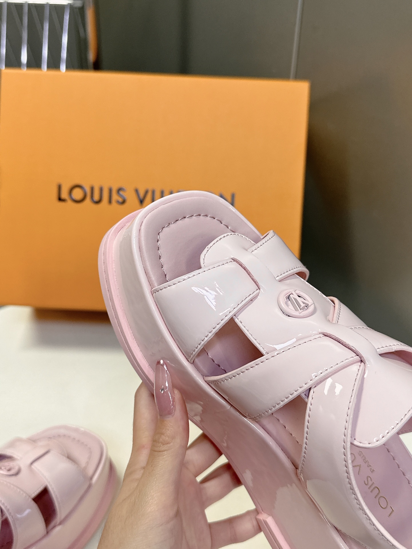  Louis Vuitton 路易威登 MAYA FLATFORM 凉鞋‼️
    本款 Maya F