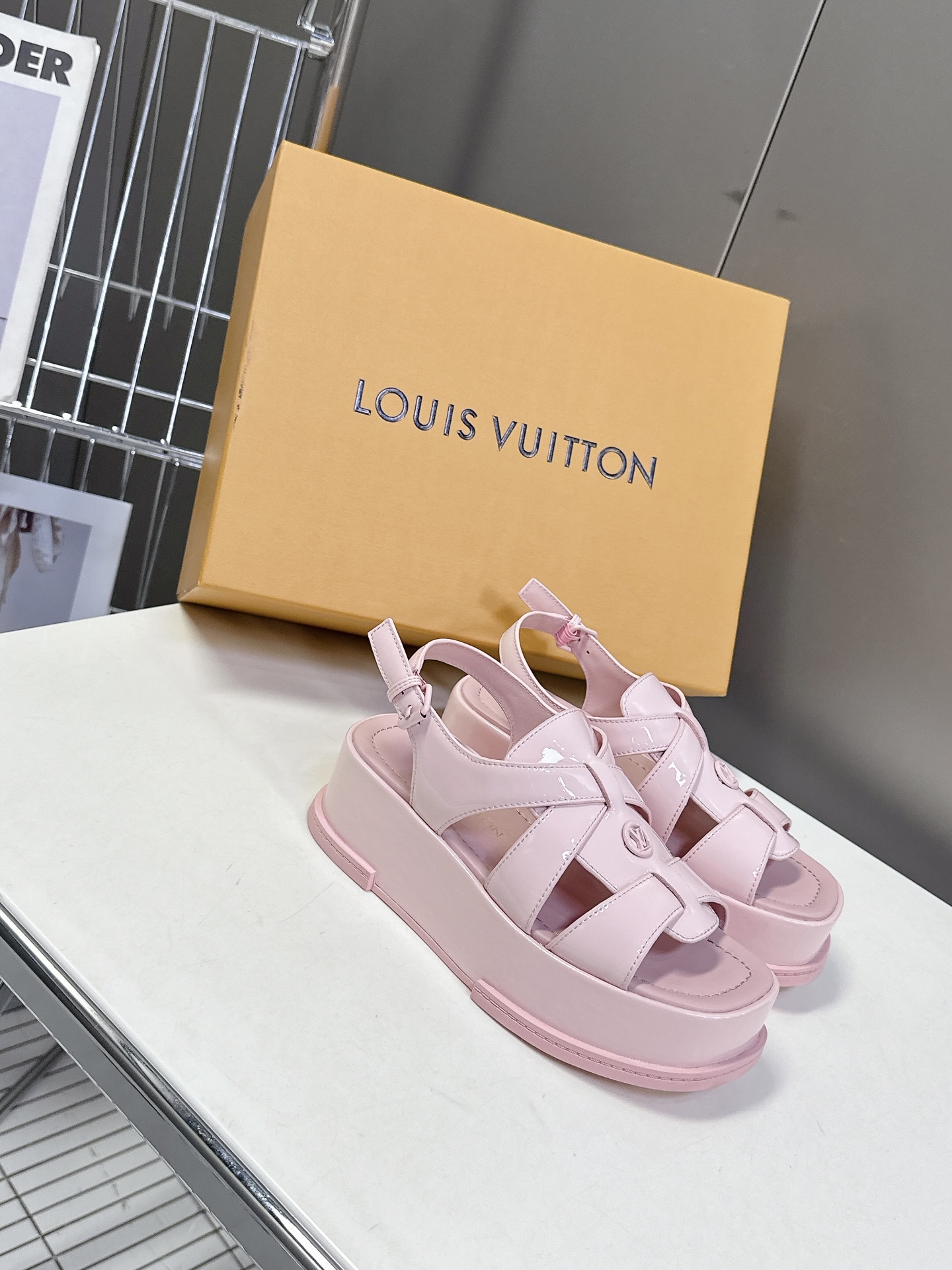  Louis Vuitton 路易威登 MAYA FLATFORM 凉鞋‼️
    本款 Maya F