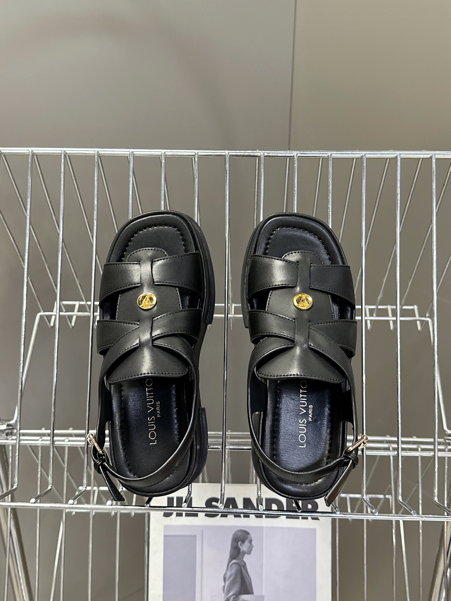  Louis Vuitton 路易威登 MAYA FLATFORM 凉鞋‼️
    本款 Maya F