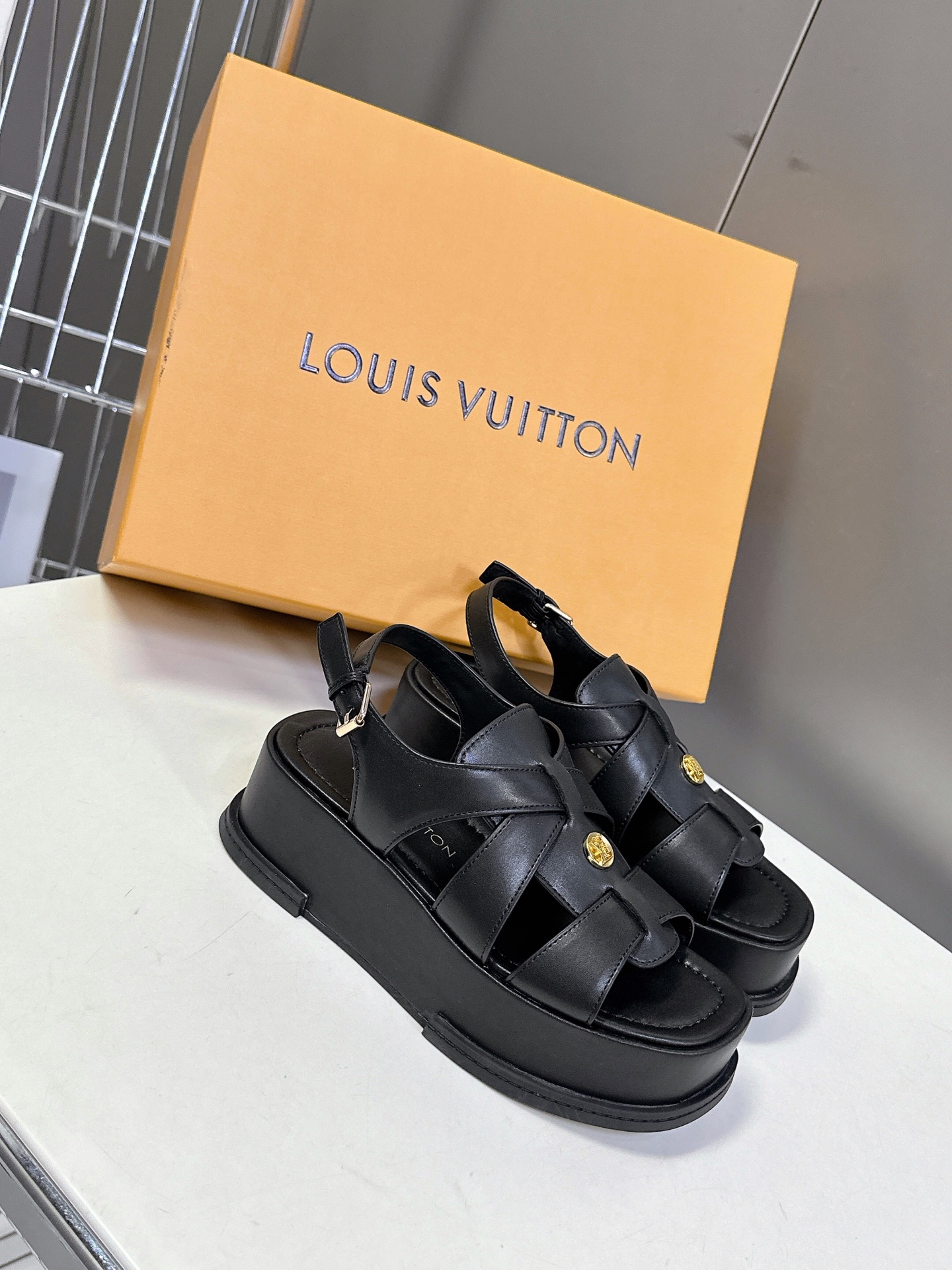  Louis Vuitton 路易威登 MAYA FLATFORM 凉鞋‼️
    本款 Maya F