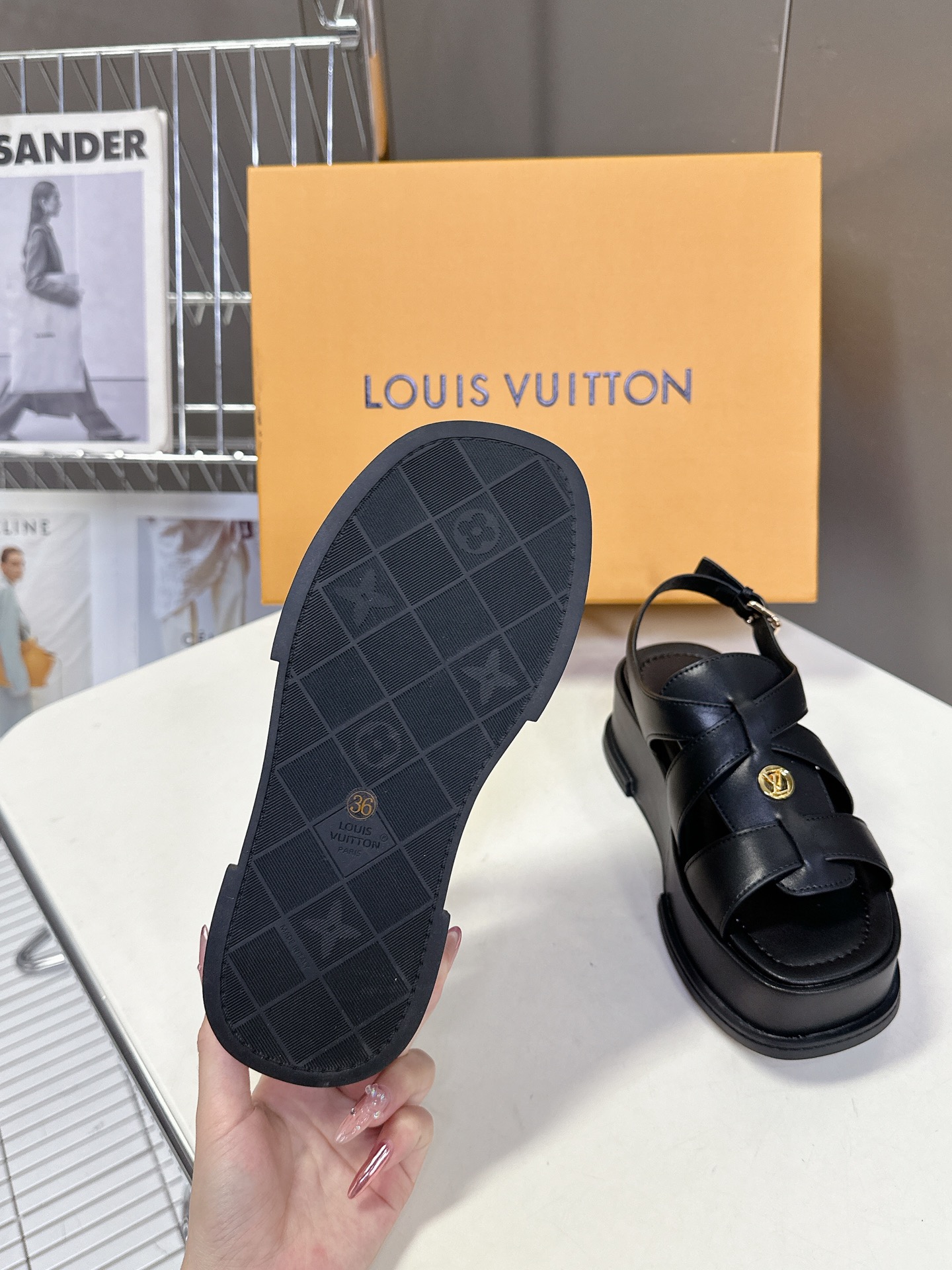  Louis Vuitton 路易威登 MAYA FLATFORM 凉鞋‼️
    本款 Maya F