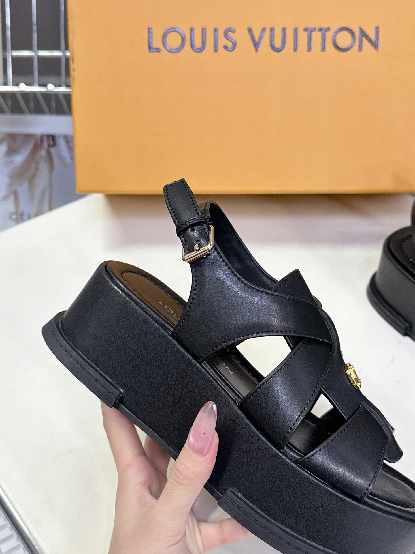  Louis Vuitton 路易威登 MAYA FLATFORM 凉鞋‼️
    本款 Maya F