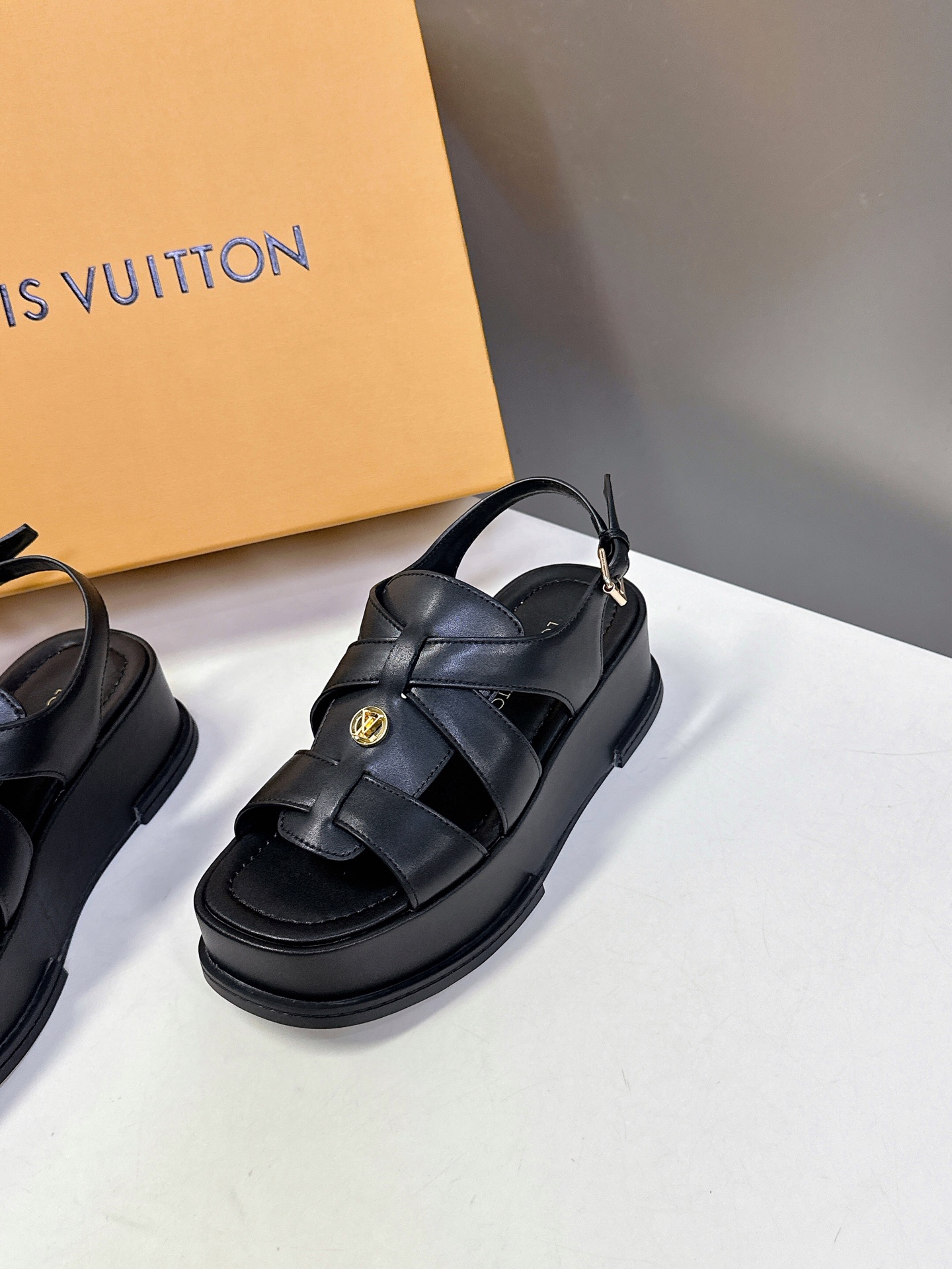  Louis Vuitton 路易威登 MAYA FLATFORM 凉鞋‼️
    本款 Maya F