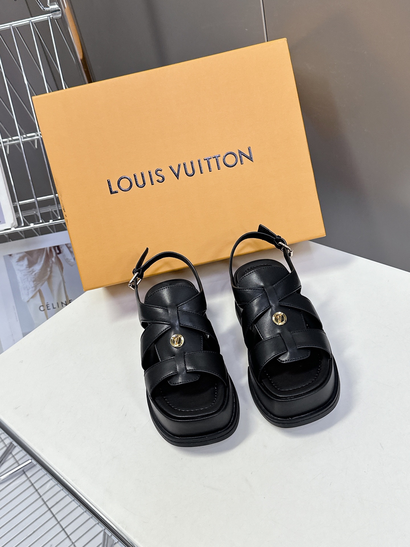  Louis Vuitton 路易威登 MAYA FLATFORM 凉鞋‼️
    本款 Maya F
