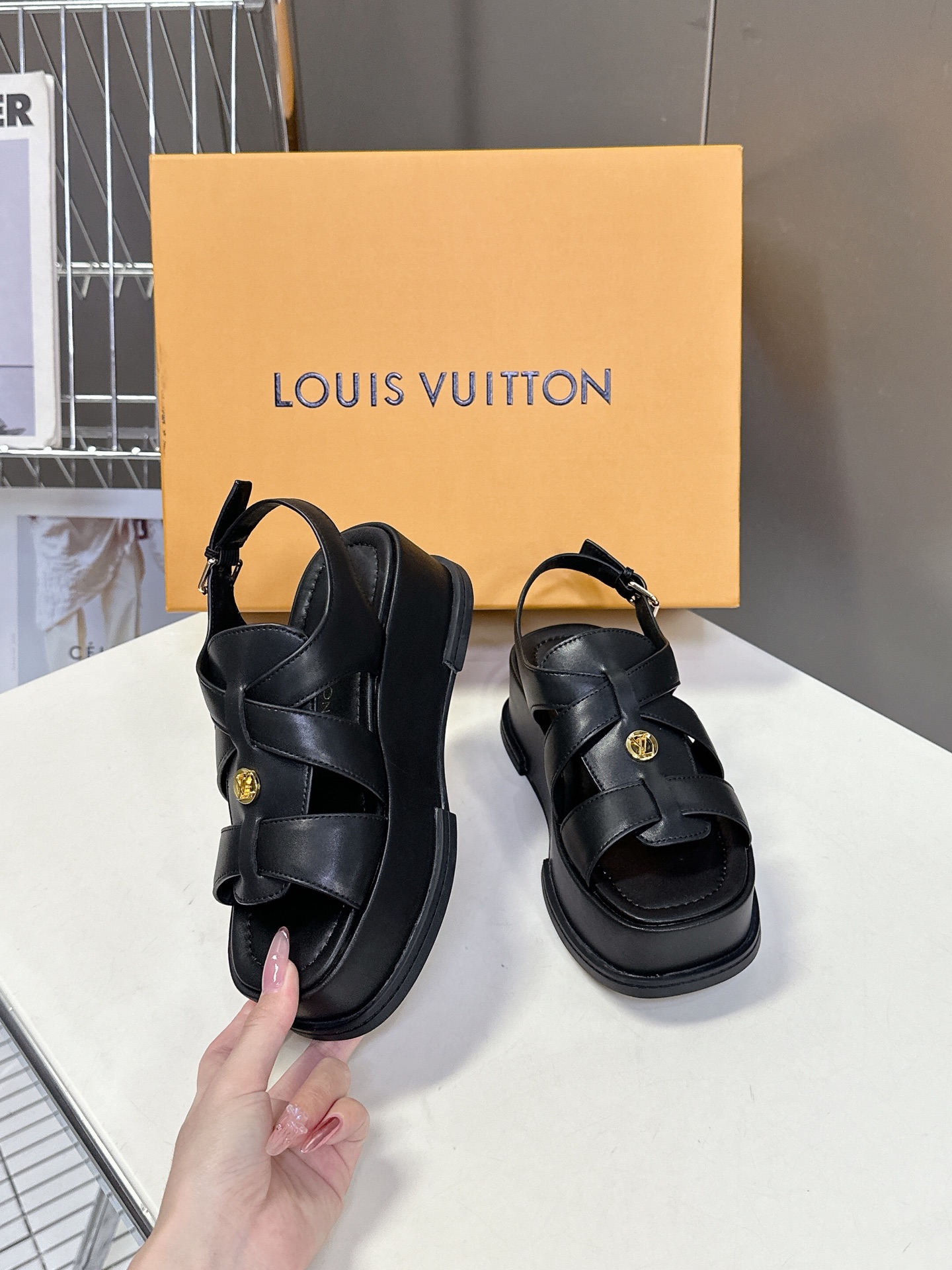  Louis Vuitton 路易威登 MAYA FLATFORM 凉鞋‼️
    本款 Maya F
