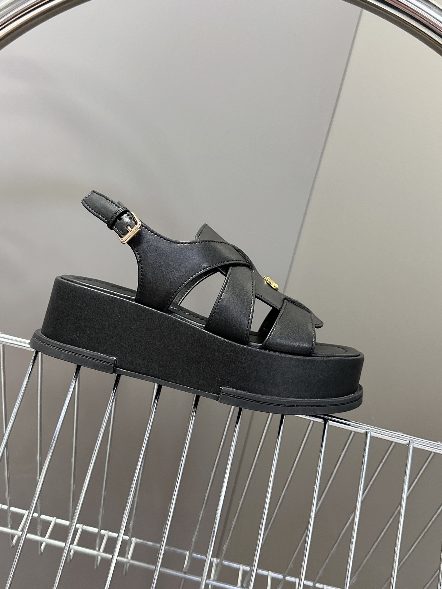  Louis Vuitton 路易威登 MAYA FLATFORM 凉鞋‼️
    本款 Maya F